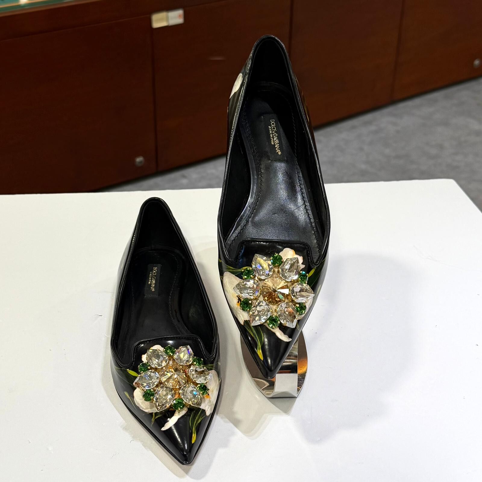 只有35碼~全球最抵!!! 全新DOLCE & GABBANA 尖頭平底鞋 水晶鑲飾鞋頭 #BRAND NEW #香榭站正品