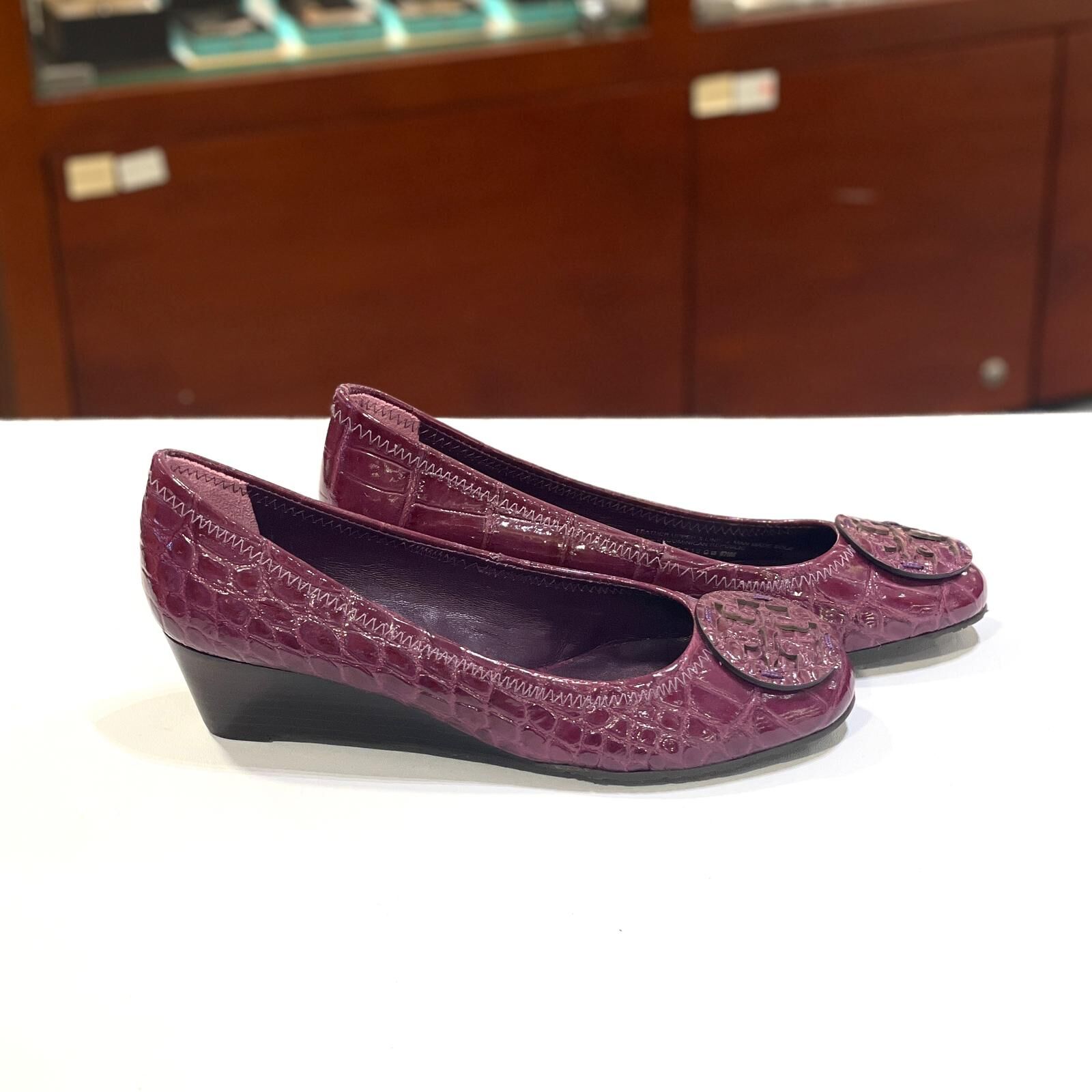 只有36.5碼~全球最抵!!! 全新TORY BURCH 坡跟皮鞋 紫色鱷魚紋牛皮 #BRAND NEW #香榭站正品