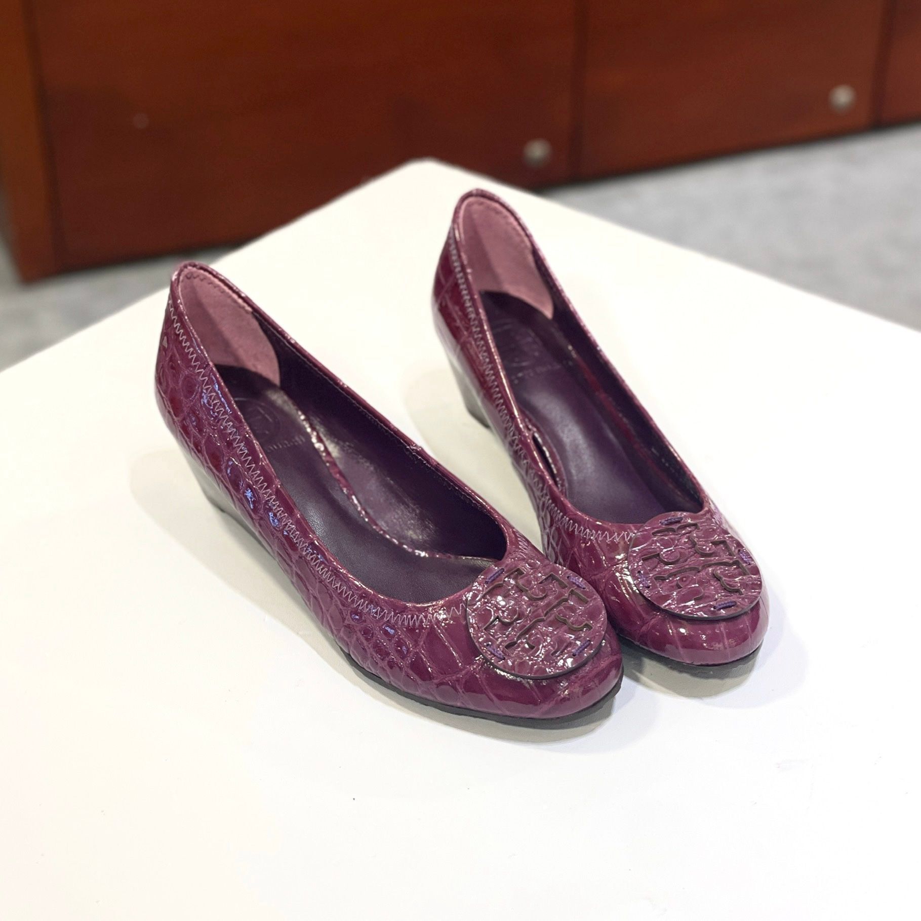 只有36.5碼~全球最抵!!! 全新TORY BURCH 坡跟皮鞋 紫色鱷魚紋牛皮 #BRAND NEW #香榭站正品