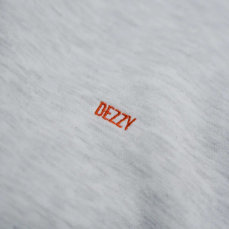 Dezzy.®  寬版內褶刺繡帽T– 雪白