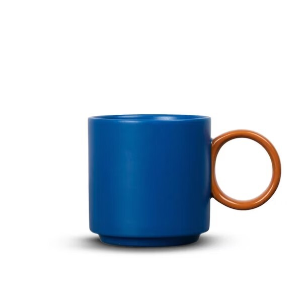 ByOn-Noor 復古馬克杯,藍/棕色系設計,杯子筆直形狀與超大尺寸杯耳的細節結合,俏皮而迷人。