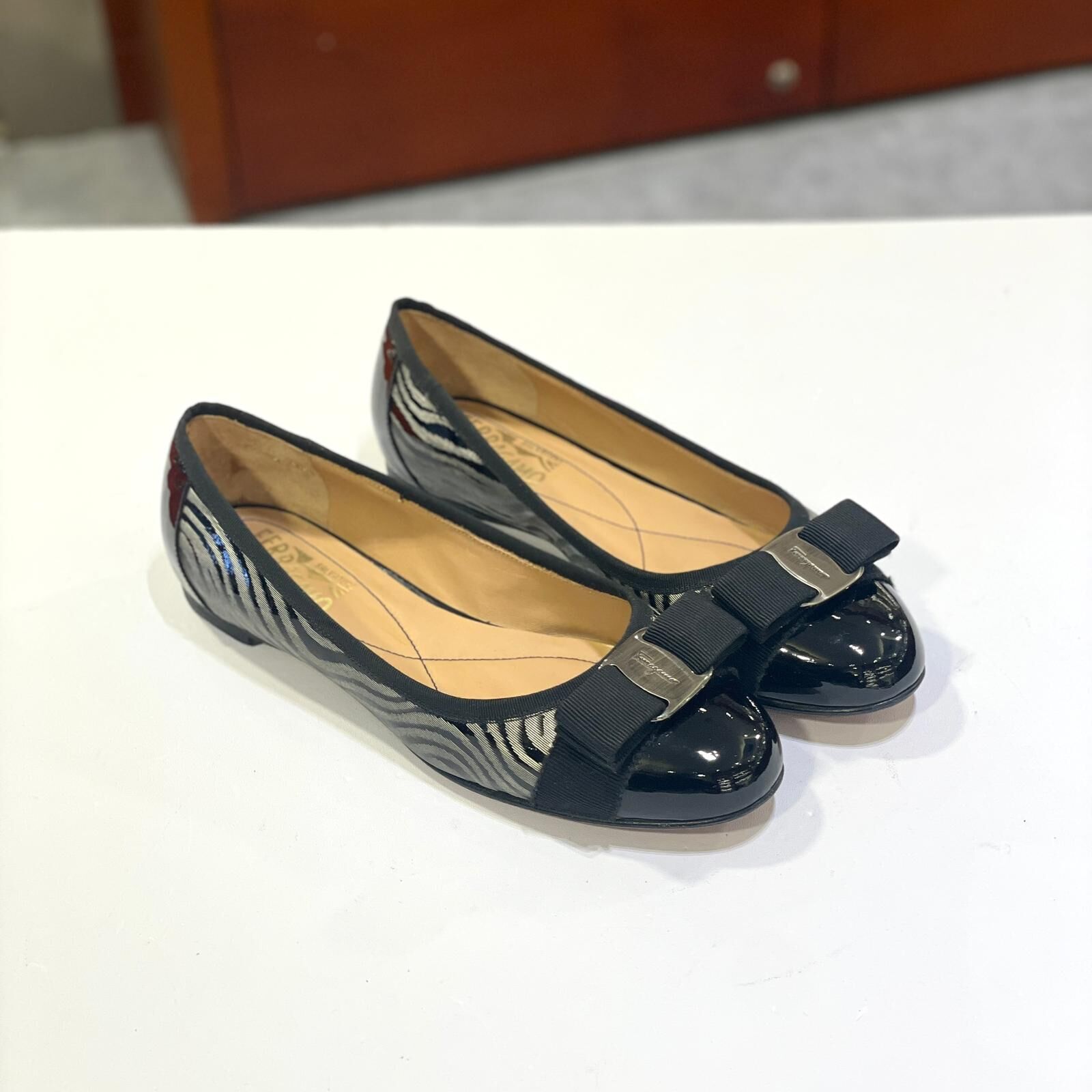 只有36.5碼~全球最抵!!! 全新FERRAGAMO平底鞋 斑馬紋配VARA蝴蝶結 #BRAND NEW #香榭站正品