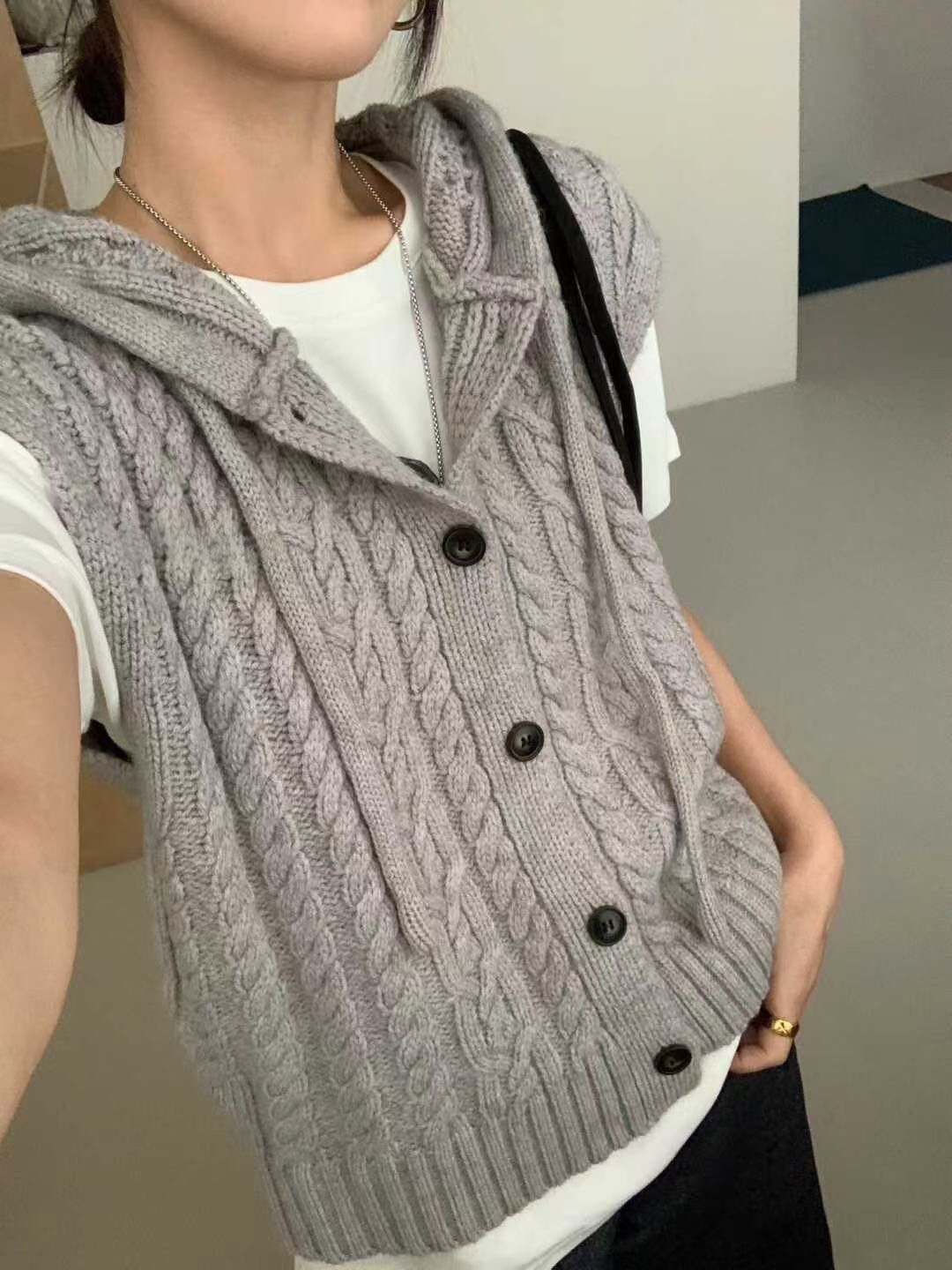 可愛連帽造型麻花針織排釦背心外套 / 3色