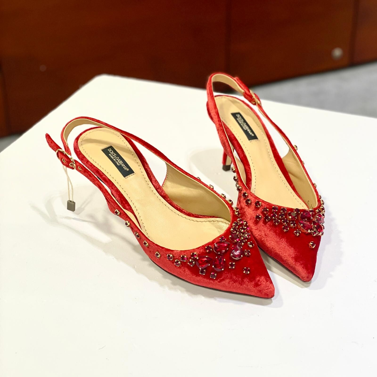 只有36.5碼~全球最抵!!! 全新DOLCE & GABBANA尖頭高跟鞋, 正紅色天鵝絨配水晶鑲飾,新娘鞋, #BRAND NEW #香榭站正品