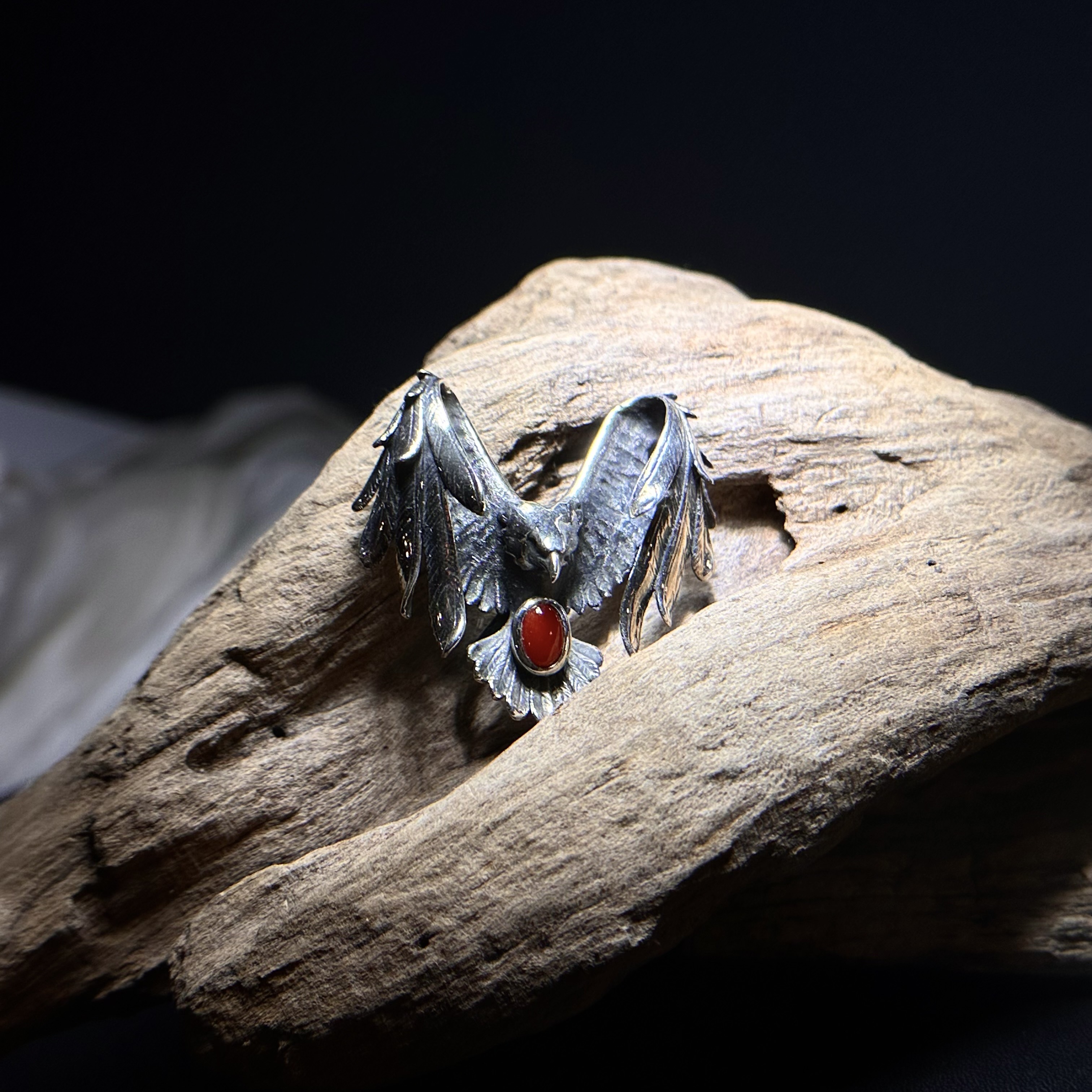 *Black Venom Jewelry- Freedom & Prayer 3cm 純銀正面攻擊鷹鑲阿卡紅珊瑚