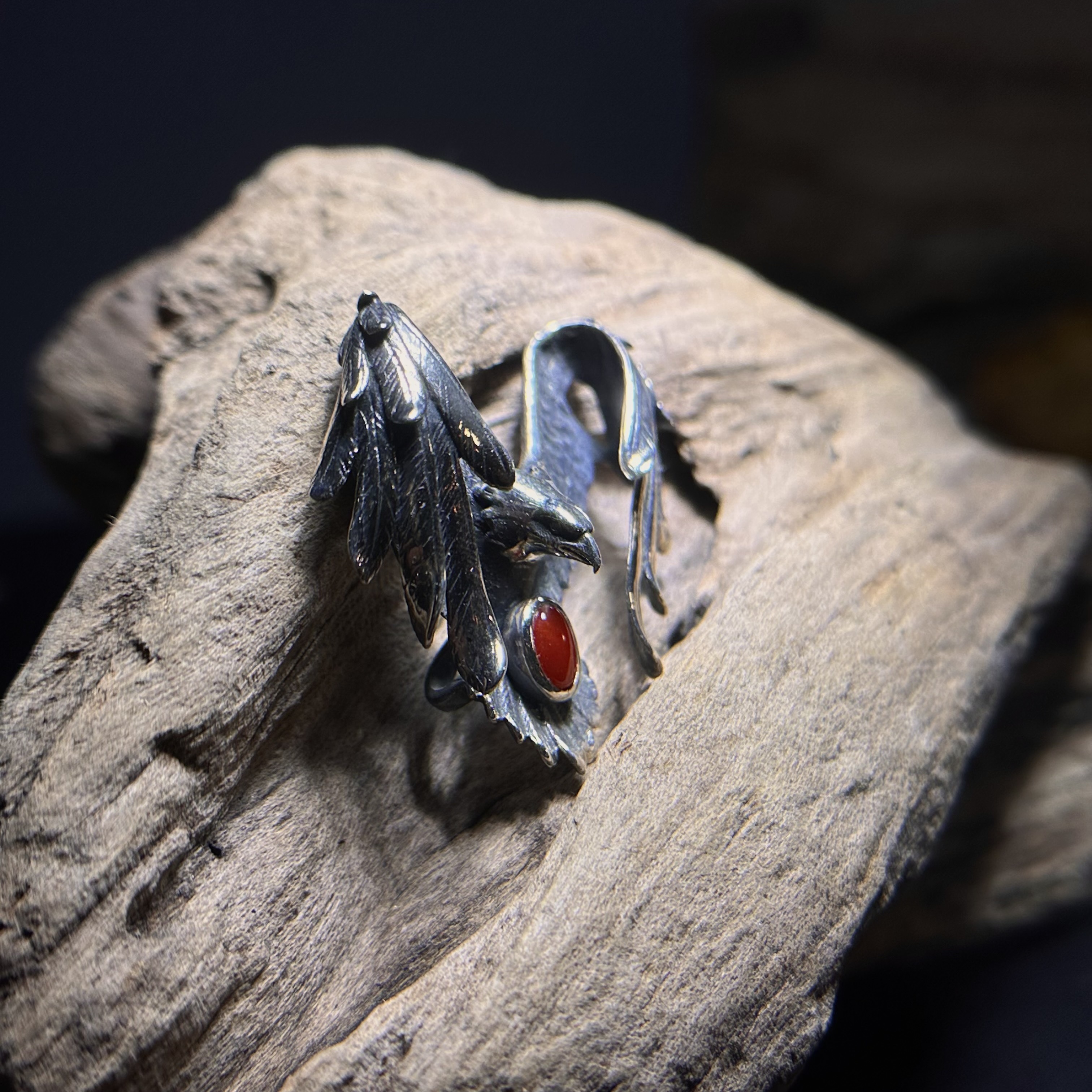 *Black Venom Jewelry- Freedom & Prayer 3cm 純銀正面攻擊鷹鑲阿卡紅珊瑚