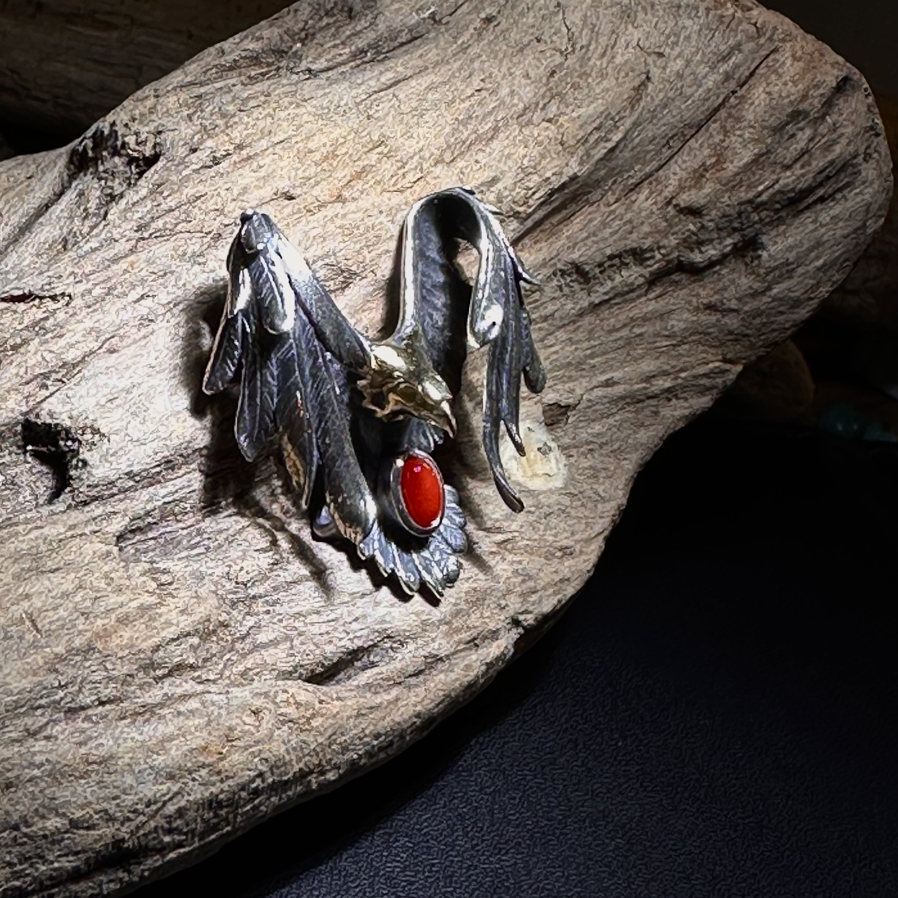 *Black Venom Jewelry- Freedom & Prayer 3cm純銀18k金頭正面攻擊鷹鑲阿卡紅珊瑚