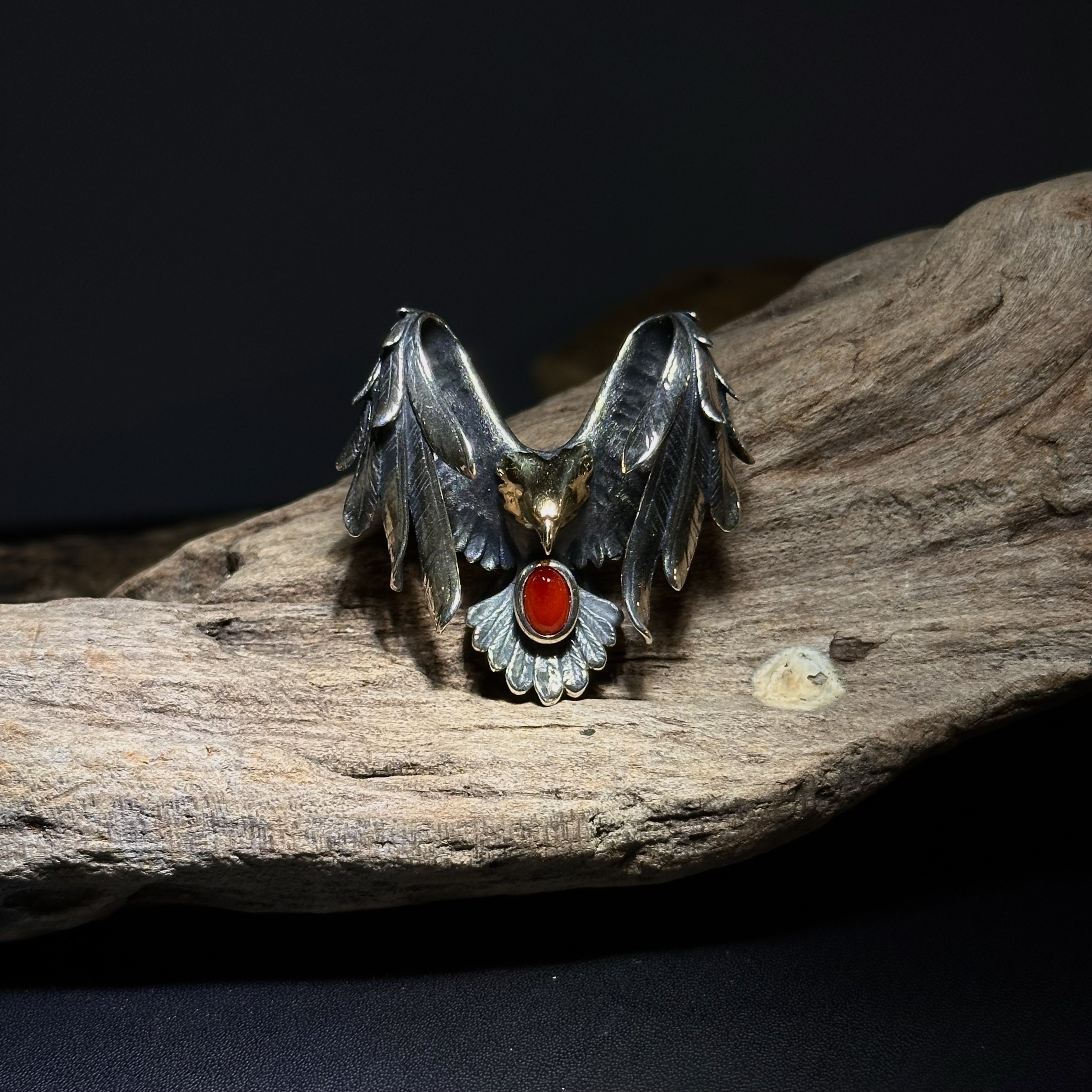 *Black Venom Jewelry- Freedom & Prayer 3cm純銀18k金頭正面攻擊鷹鑲阿卡紅珊瑚