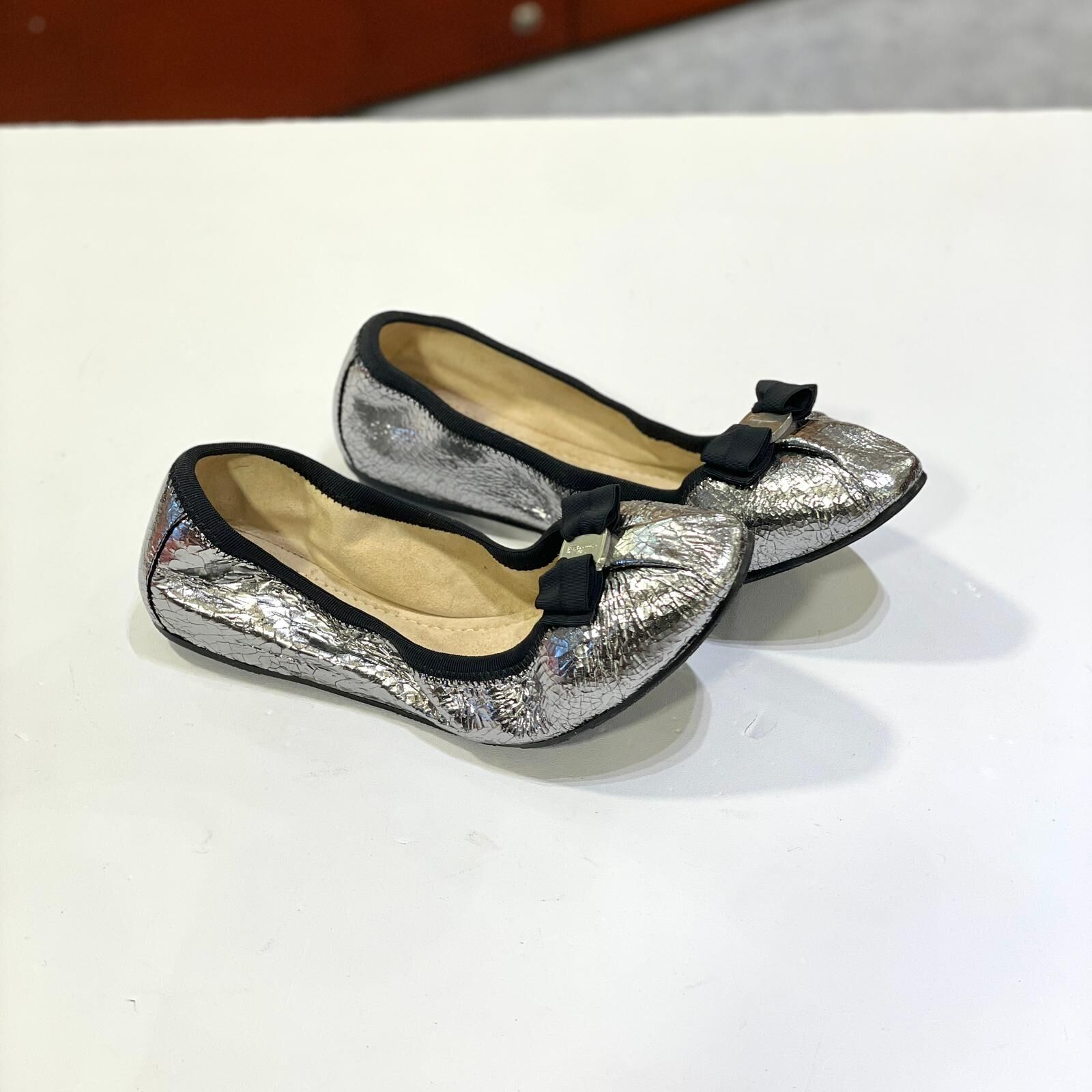 只有35碼~全球最抵!!! 全新FERRAGAMO FLAT SHOES , 金屬銀小羊皮配黑蝴蝶結,菲拉格慕芭蕾舞鞋 #BRAND NEW #香榭站正品
