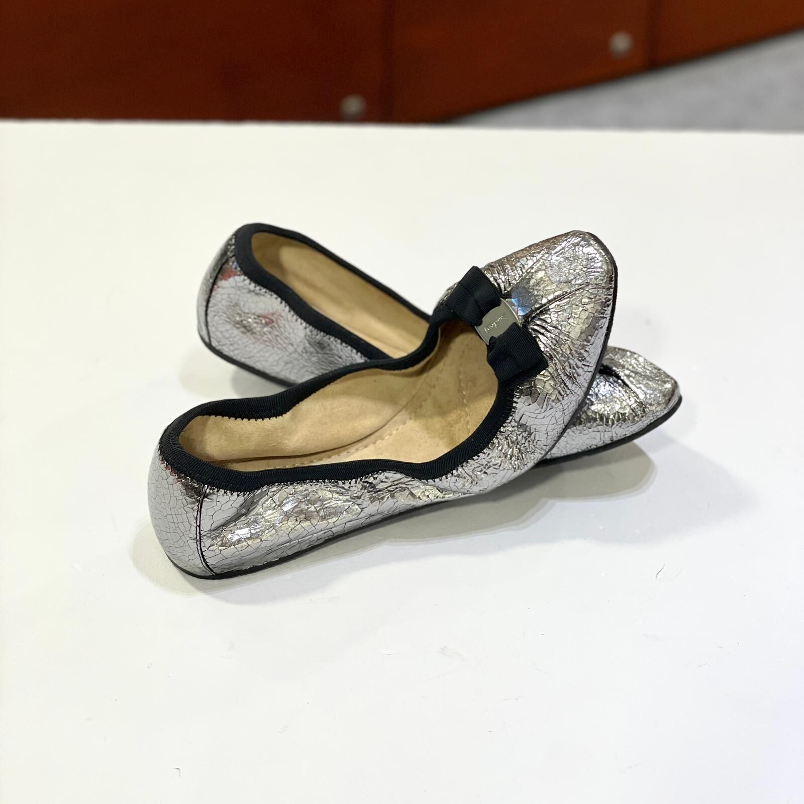 只有35碼~全球最抵!!! 全新FERRAGAMO FLAT SHOES , 金屬銀小羊皮配黑蝴蝶結,菲拉格慕芭蕾舞鞋 #BRAND NEW #香榭站正品