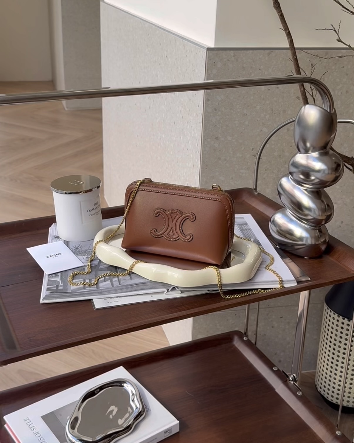 CELINE｜浮雕凱旋門皮革貝殼包 棕色