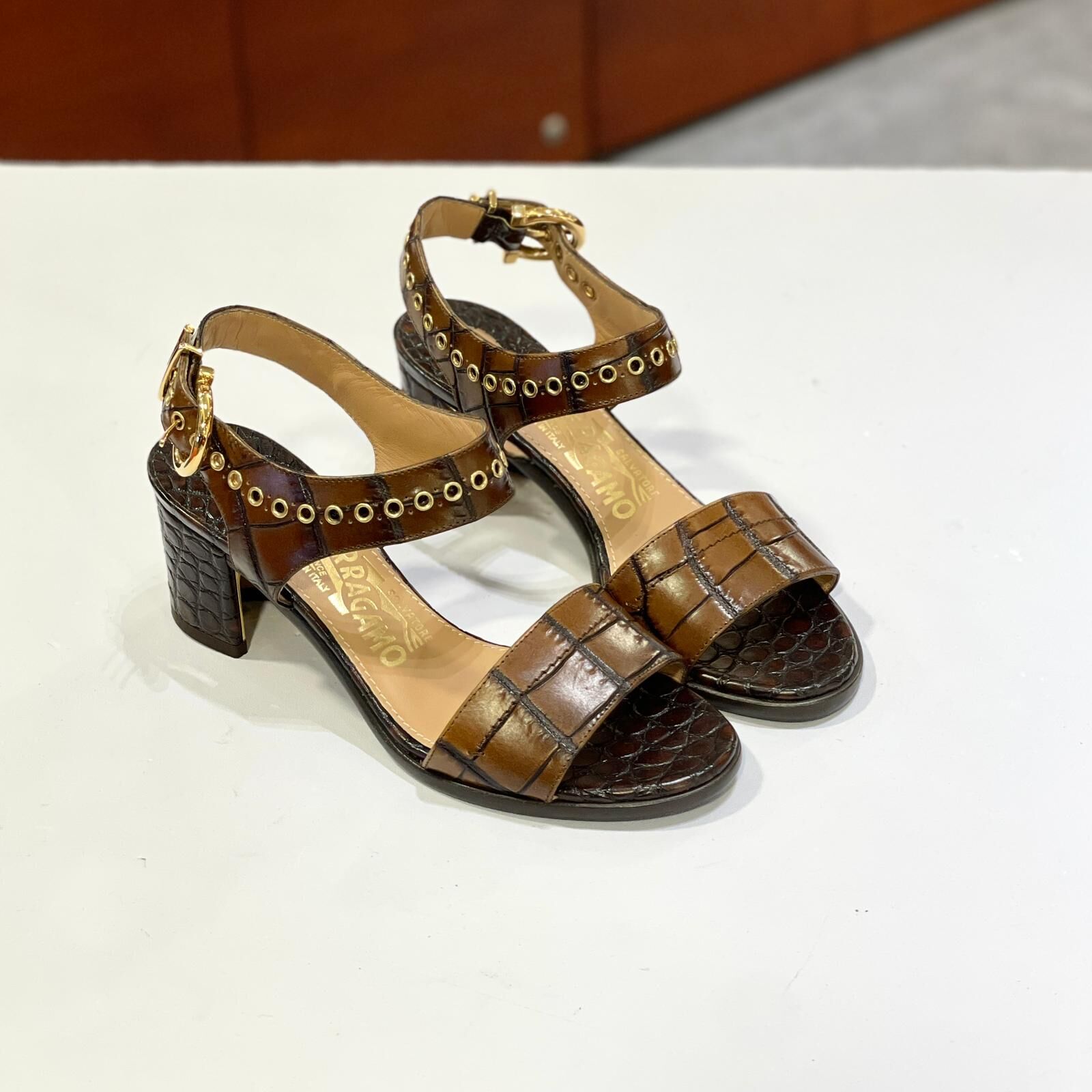 只有34碼~全球最抵!!! 全新FERRAGAMO SANDALS 鱷魚皮錣鉚釘 菲拉格慕方跟涼鞋 #BRAND NEW #香榭站正品