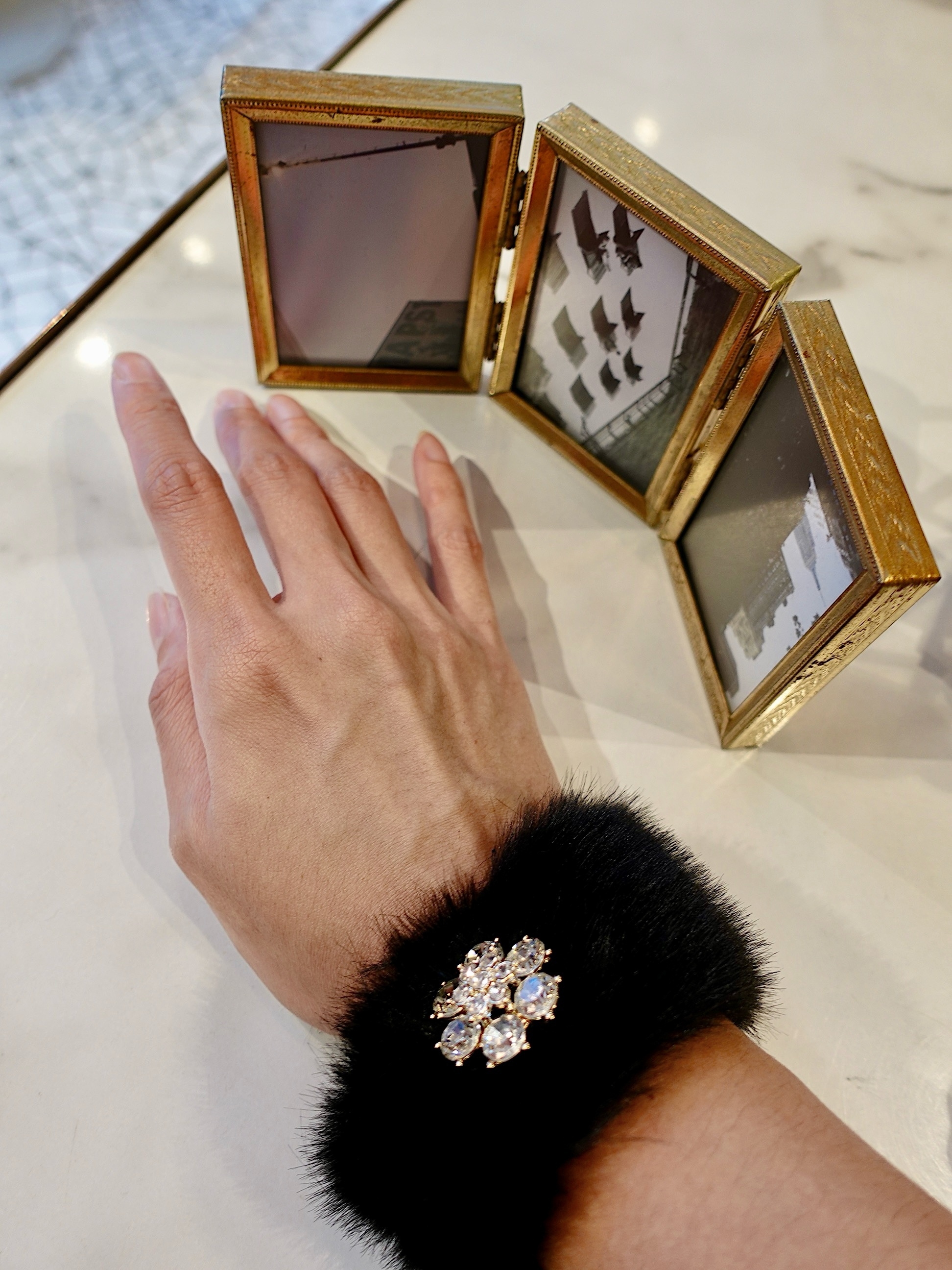 Lux Fur黑色Vegan皮草水鑽寶石手鍊