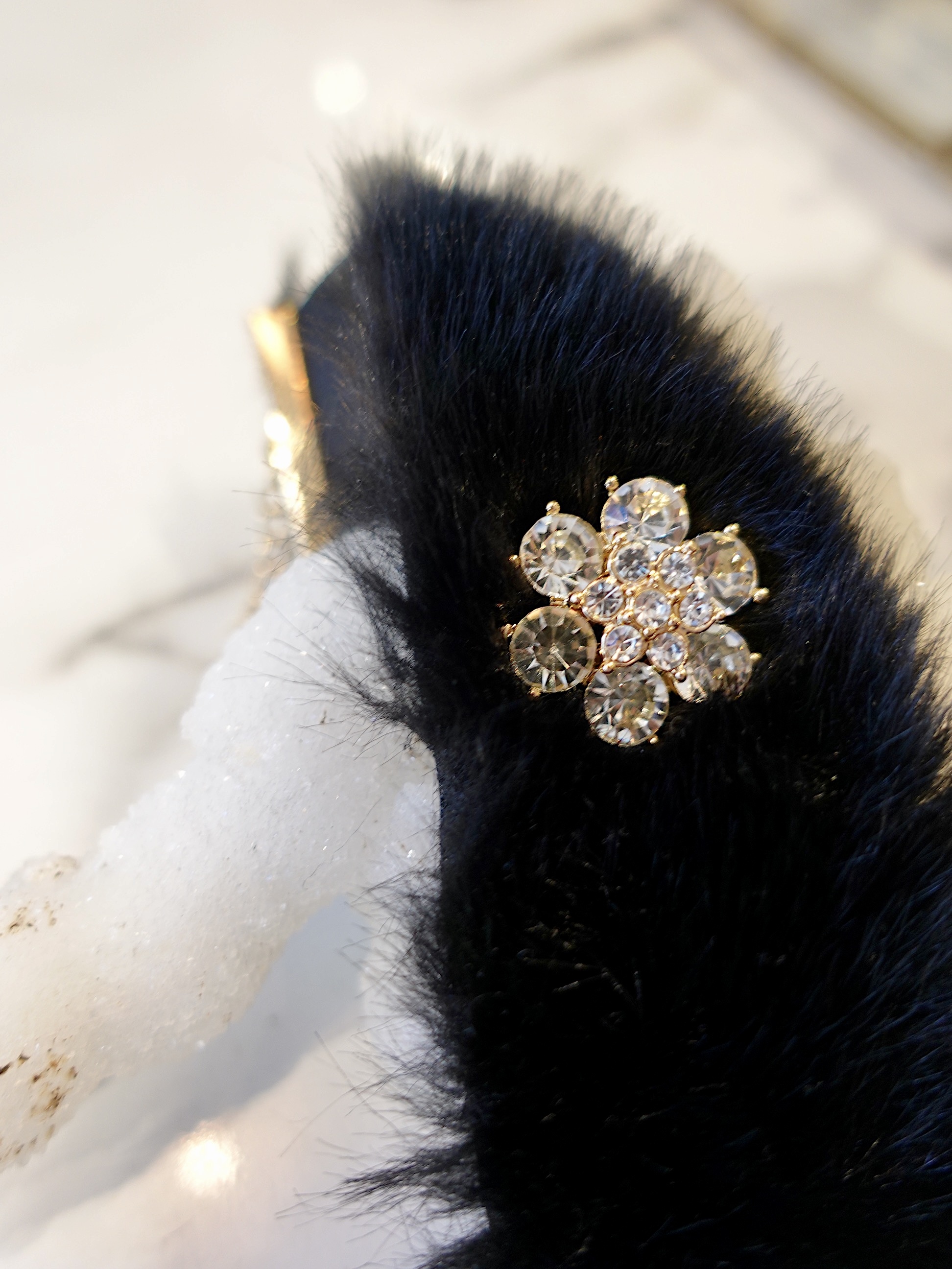 Lux Fur黑色Vegan皮草水鑽寶石手鍊