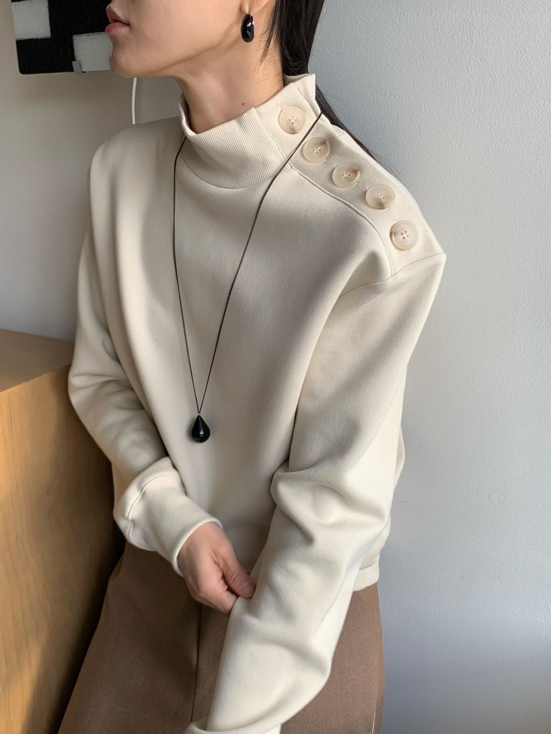 側扣高領上衣