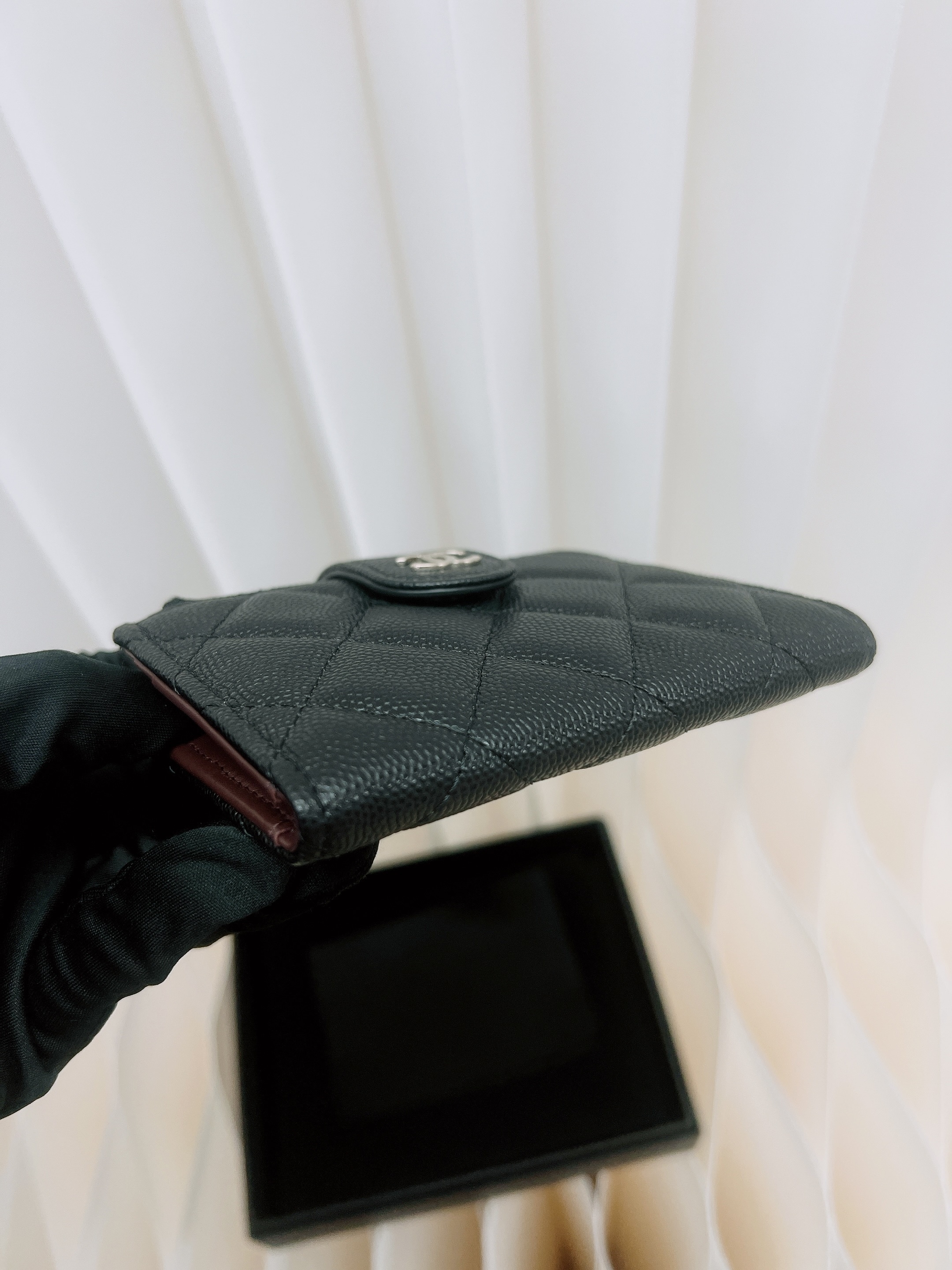 Chanel bi-fold zipped wallet (black caviar GHW)