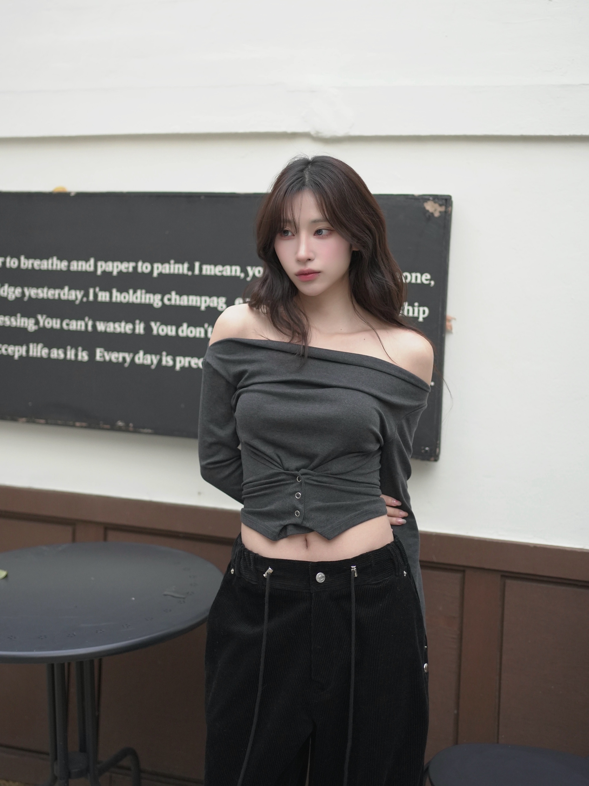 極致收腰抓皺一字領上衣