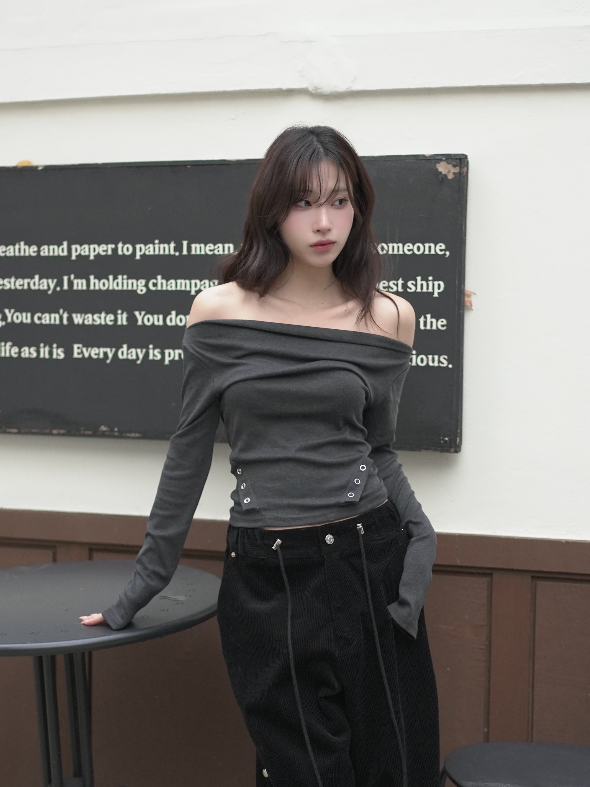 極致收腰抓皺一字領上衣