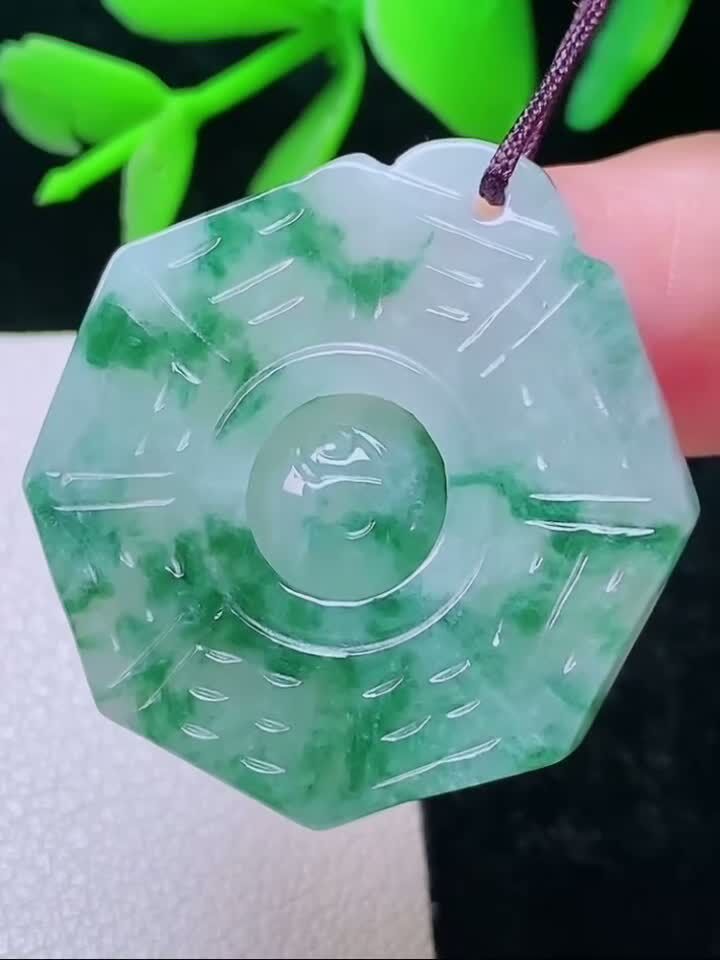 1126315 翡翠飄花八卦牌