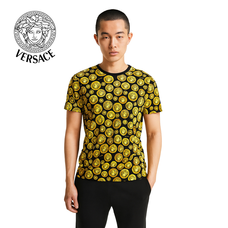 【Versace 凡賽斯】VRS-B020-1-金色滿版人頭黑T (S)