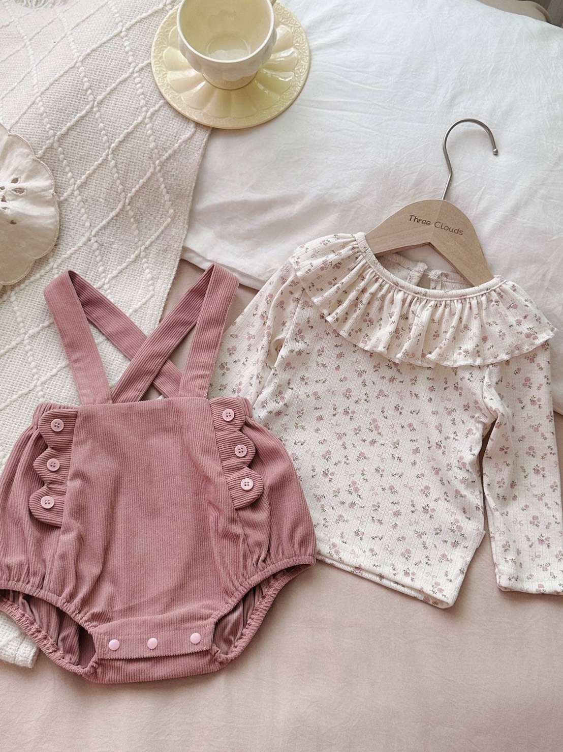 粉碎花吊帶包屁套裝