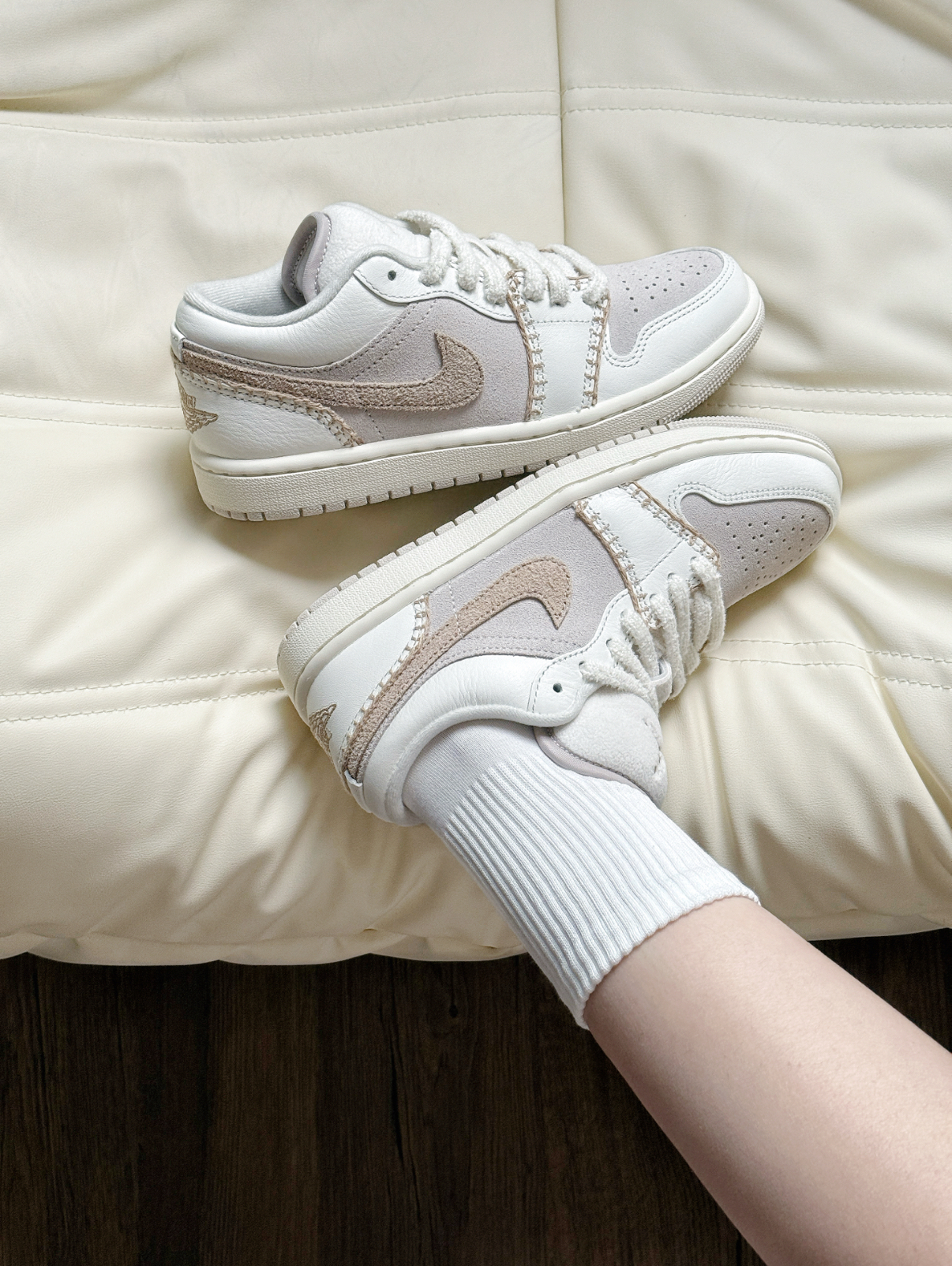 Nike Air Jordan 1 奶油粉 燕麥灰棕 麂皮 絨毛鞋帶 外縫線 奶油底 復古 HV4268-120/預購