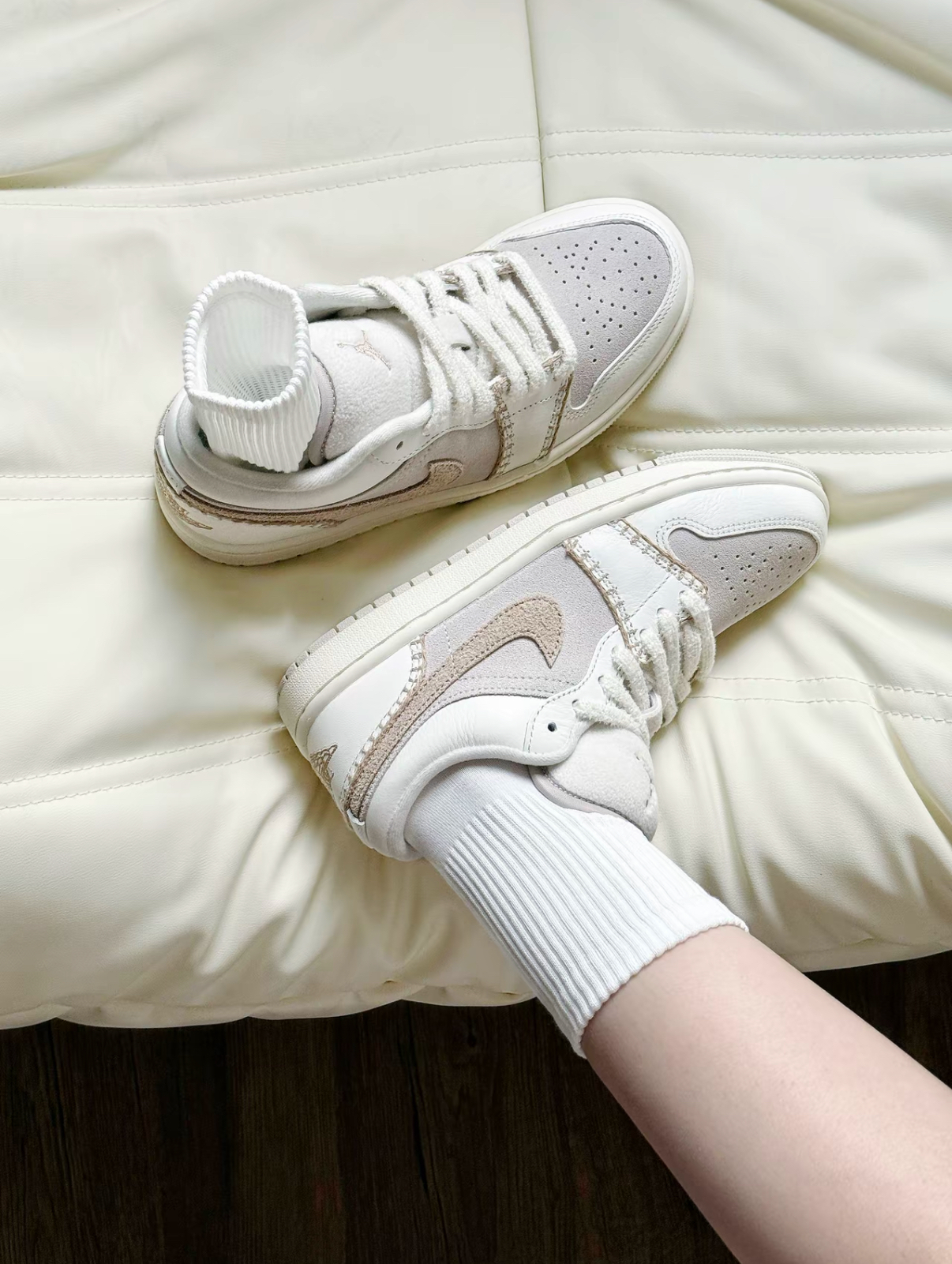 Nike Air Jordan 1 奶油粉 燕麥灰棕 麂皮 絨毛鞋帶 外縫線 奶油底 復古 HV4268-120/預購