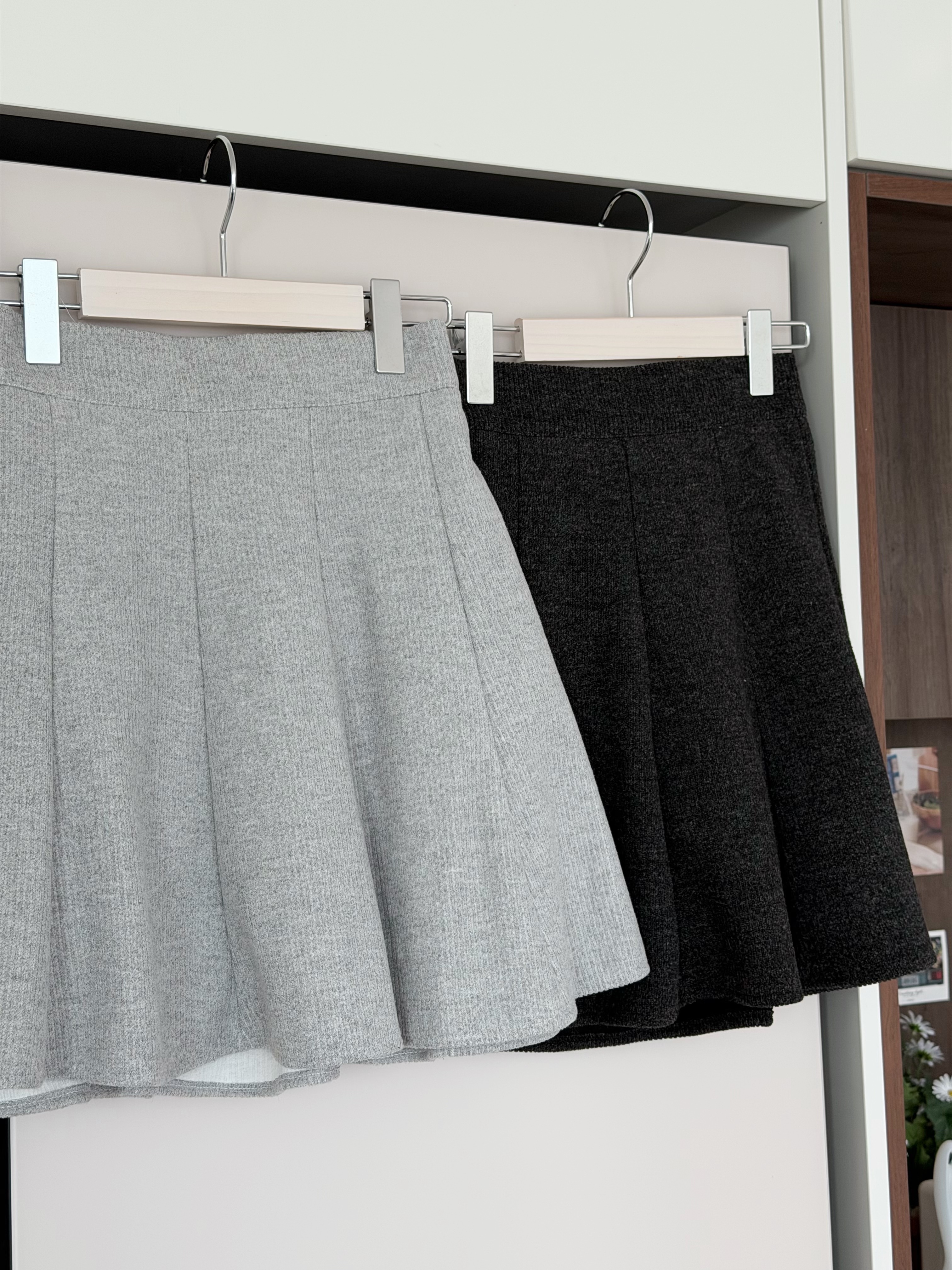 KR388 百搭後橡筋腰散短裙-2色