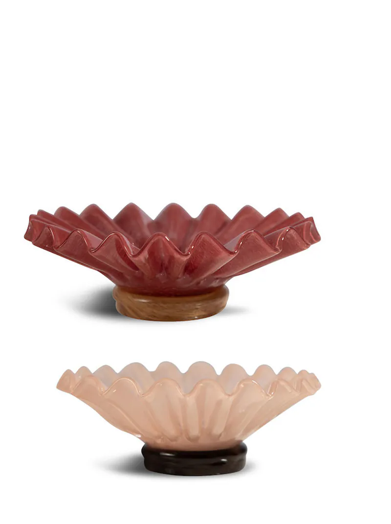 ByOn-Lori 裝飾盤,靈感源自經典的百褶裙,亦或像杯子蛋糕的模具,兩種粉嫩的釉色,適合擺放點心