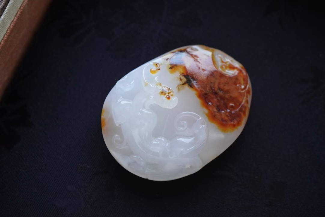 1126441 和田玉籽料黑紅皮羊脂白玉仿古龍瑞獸掛件