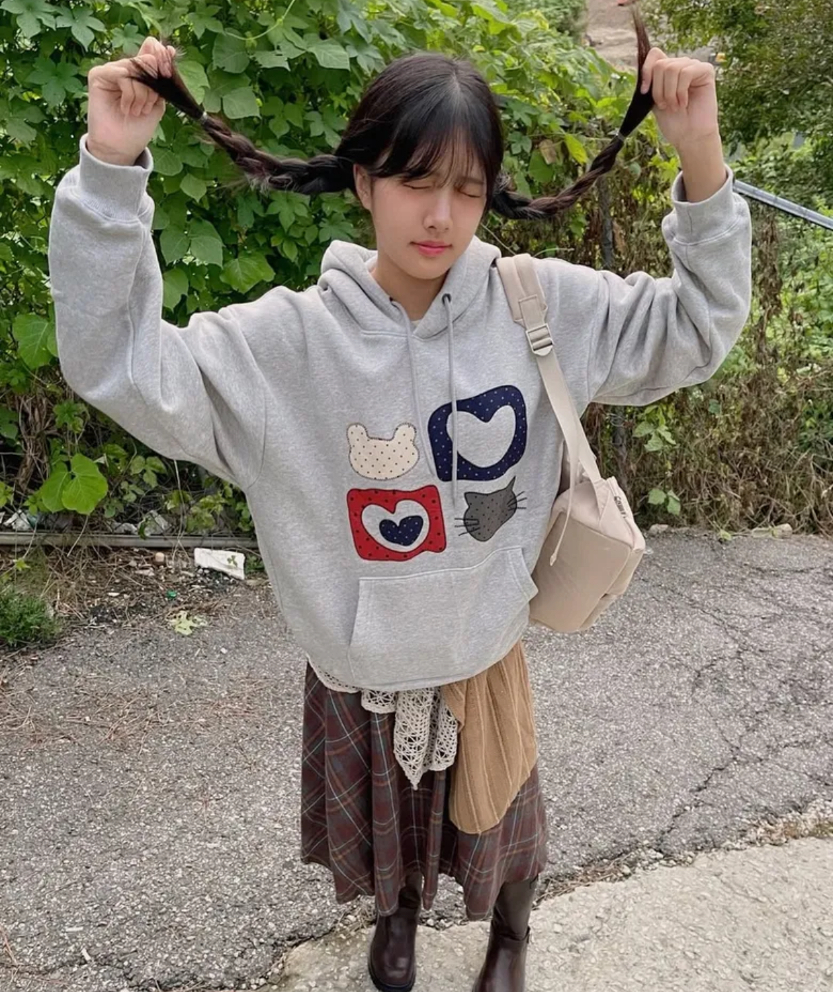 韓國🇰🇷連線 AMBLER Meow Bear 貼布印花帽T 小貓愛心 寬鬆 黑色 灰色 (任買兩件711免運)/預購