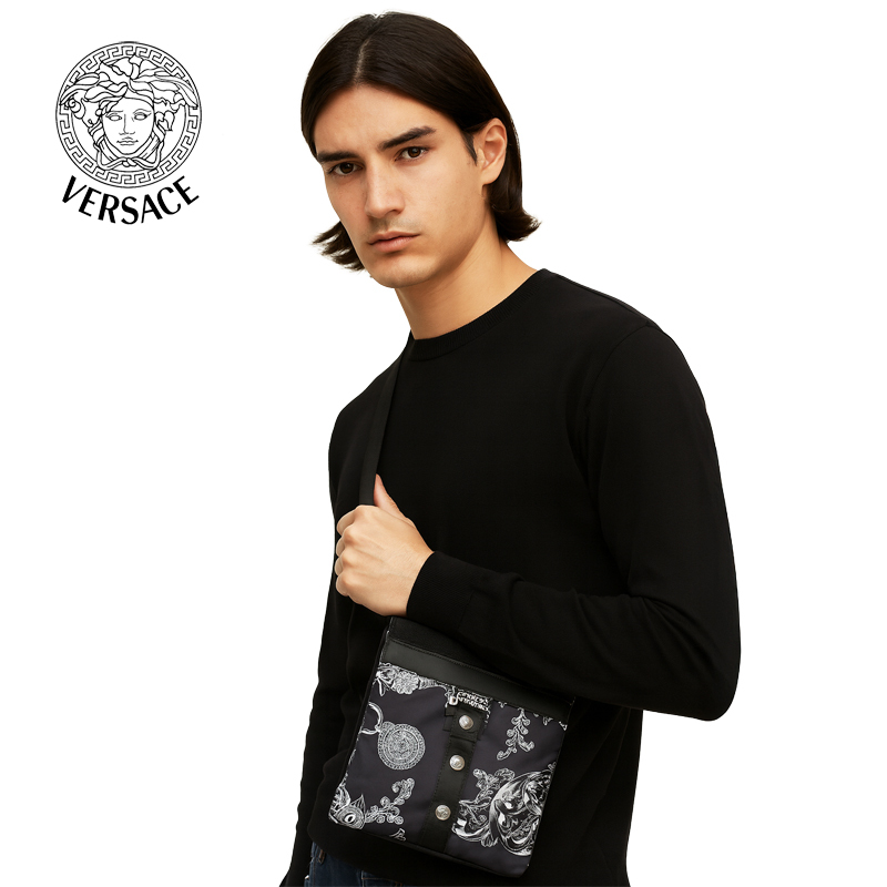 【Versace 凡賽斯】VRS-C009-5黑底圖騰復古銀邊斜跨包