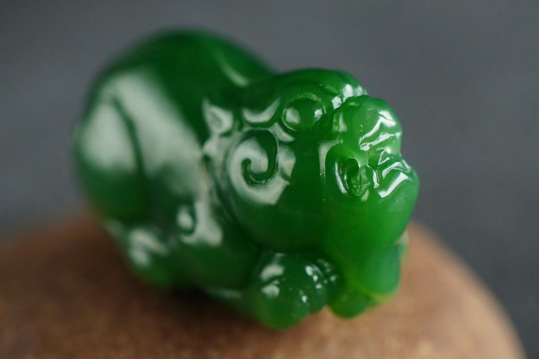 1126443 和田玉老礦料碧玉濃郁陽綠貔貅掛件