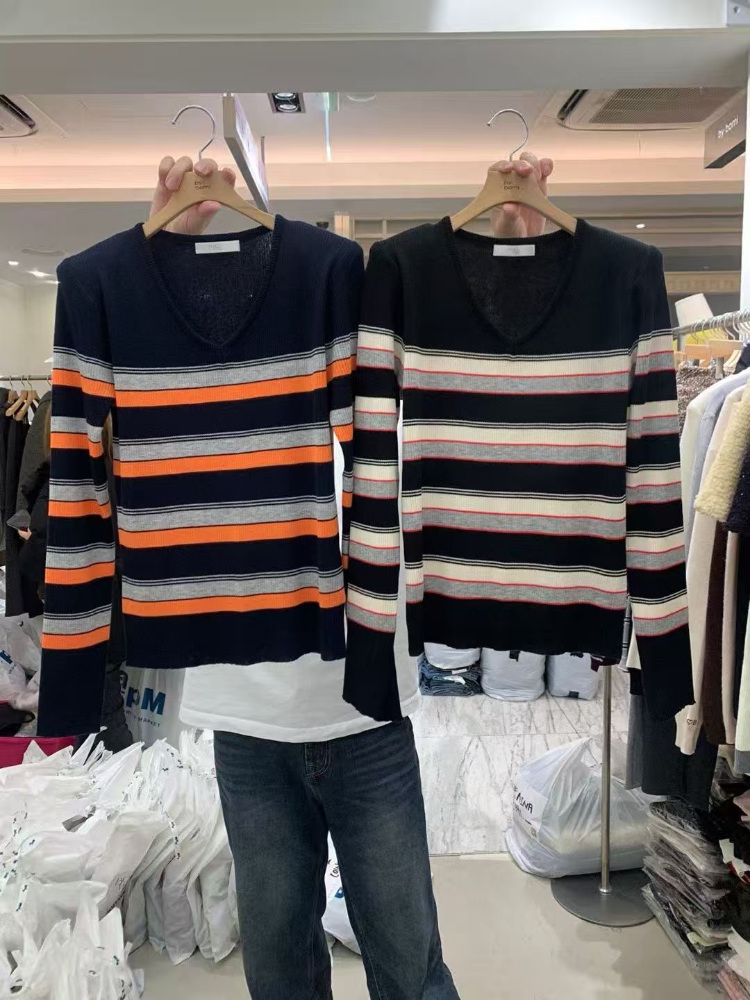 BM5302 雙色條紋V領針織上衣