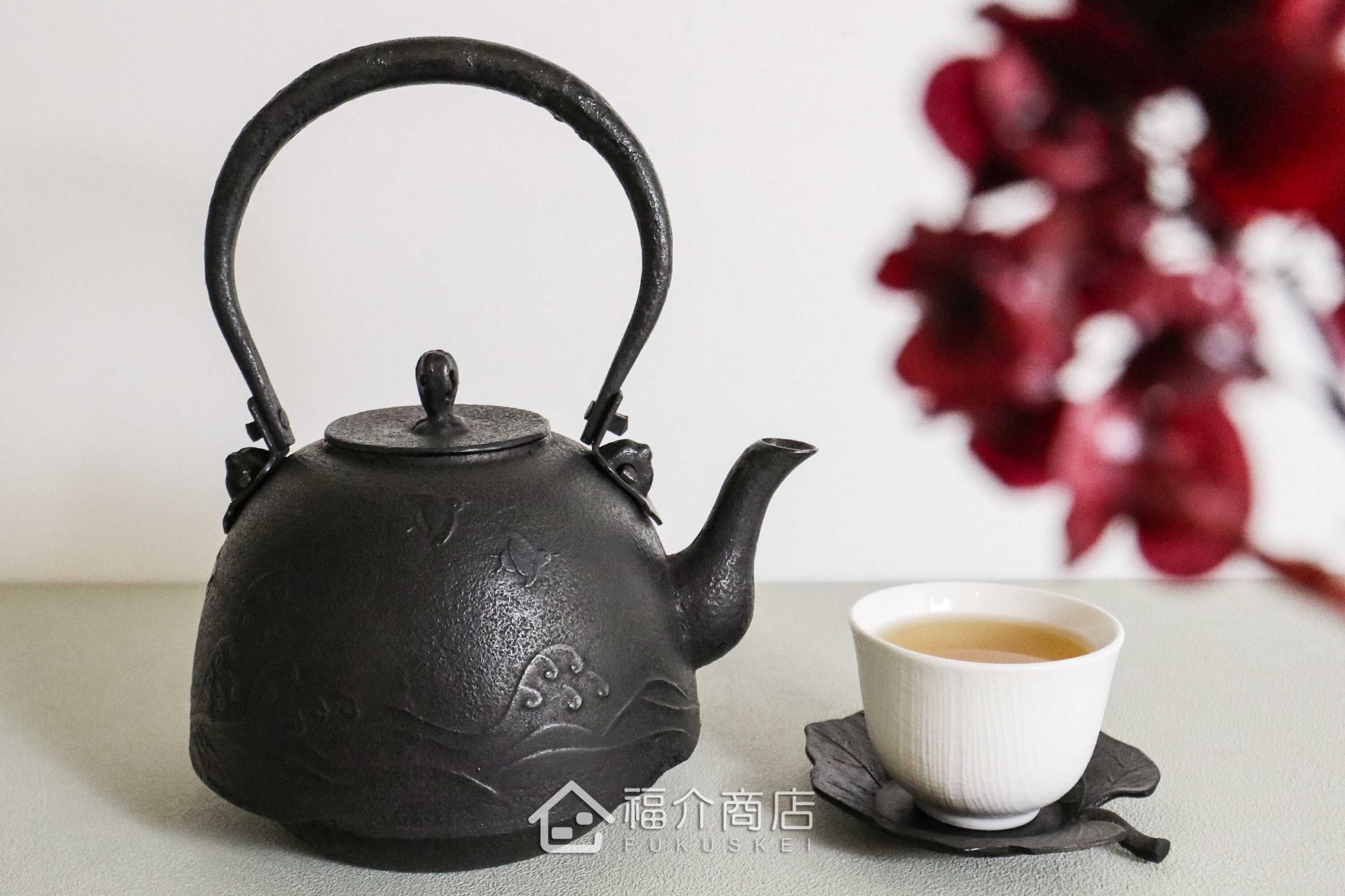 煮水泡茶用的鑄鐵茶壺有波千鳥紋飾
