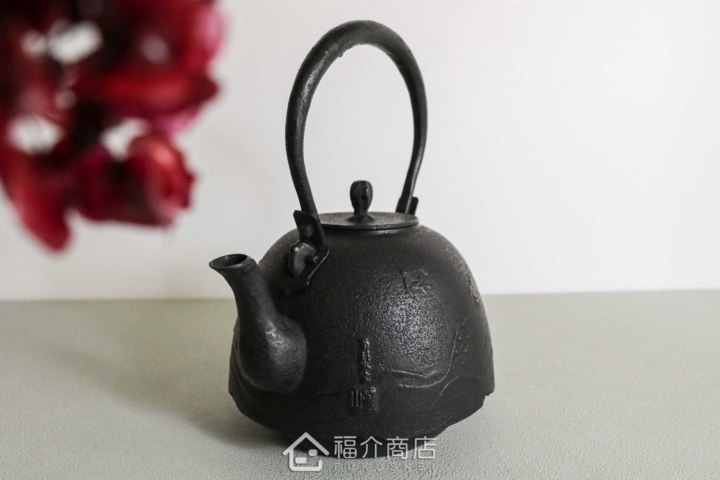 煮水泡茶用的鑄鐵茶壺有波千鳥紋飾
