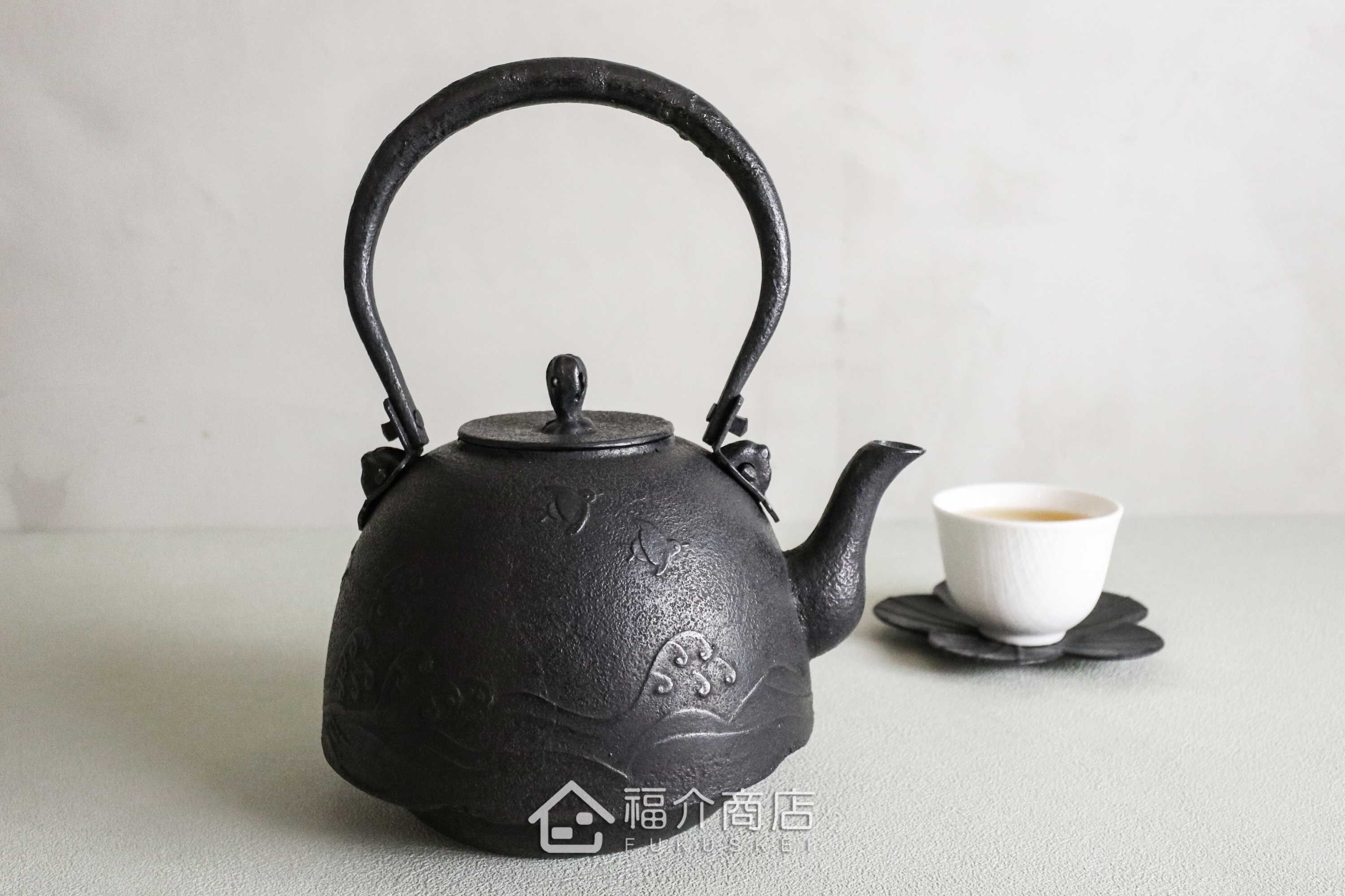煮水泡茶用的鑄鐵茶壺有波千鳥紋飾