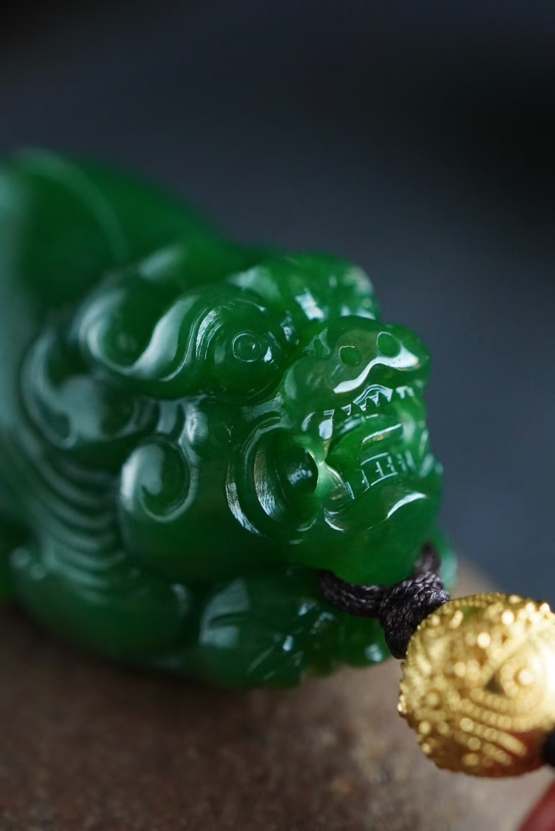 1126446 和田玉老礦碧玉濃陽綠貔貅手把件