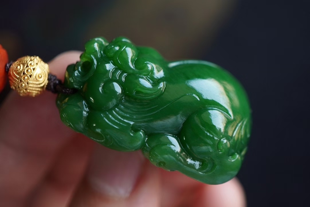 和田玉老礦碧玉濃陽綠貔貅手把件,天然和田玉軟玉