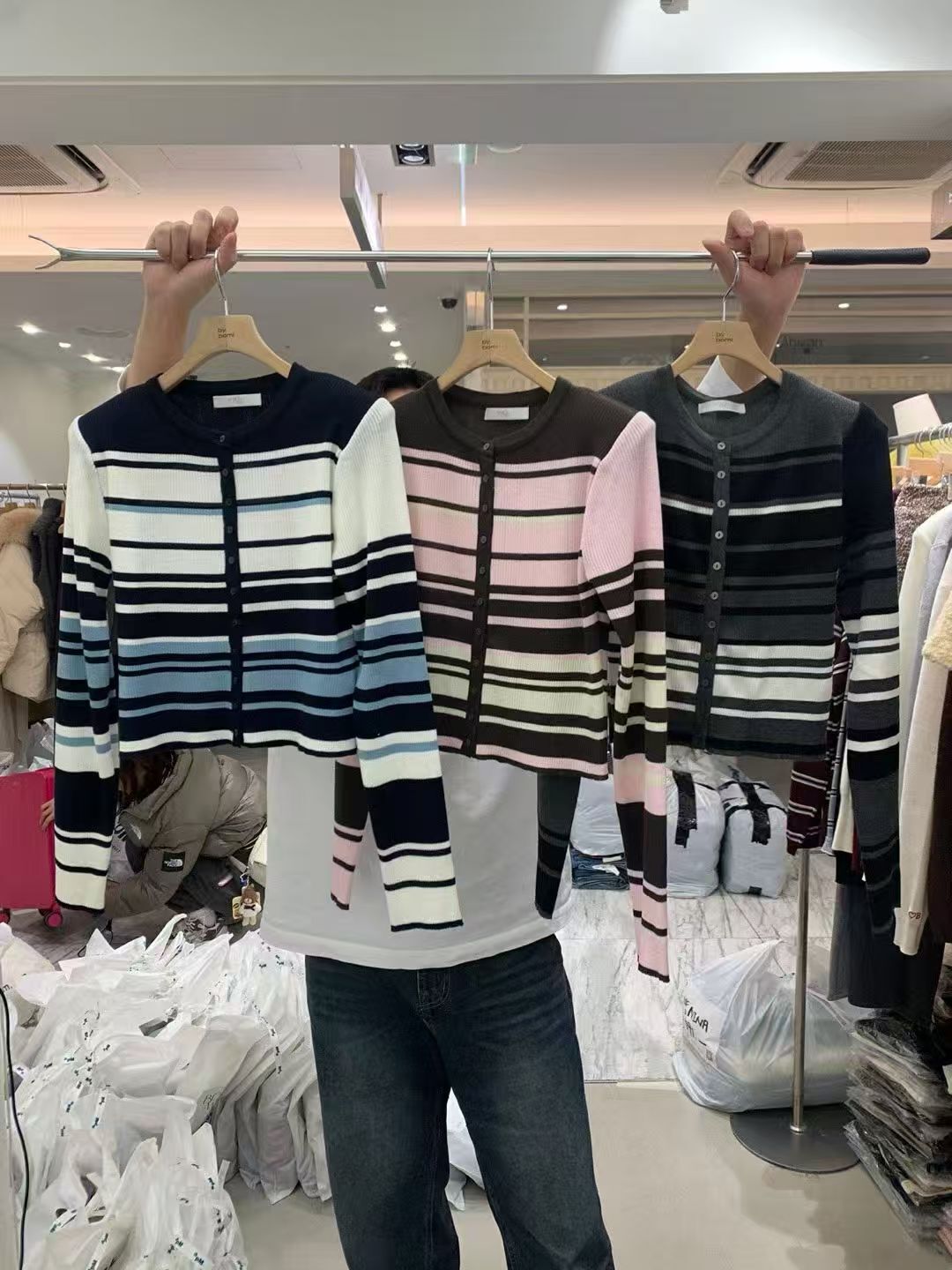 BM5303 不規則條紋圓領針織外套