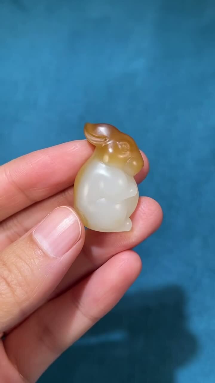 1126235 和田玉且末糖白料小兔子