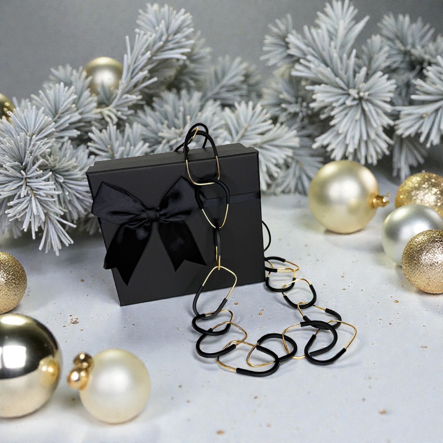 LIVIANA CONTI  異材質拼接長細鍊