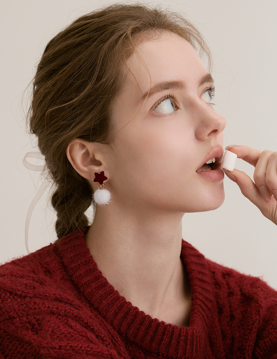 星星毛絨雪球。針式耳環