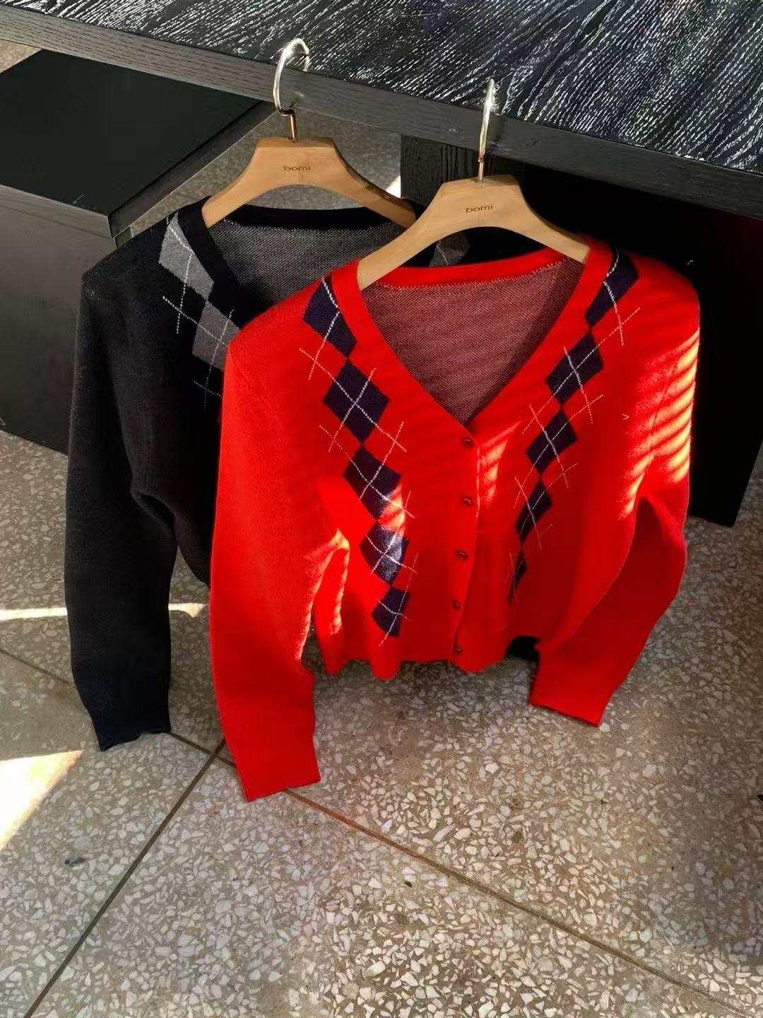 BM5329 雙排菱格紋V領針織外套