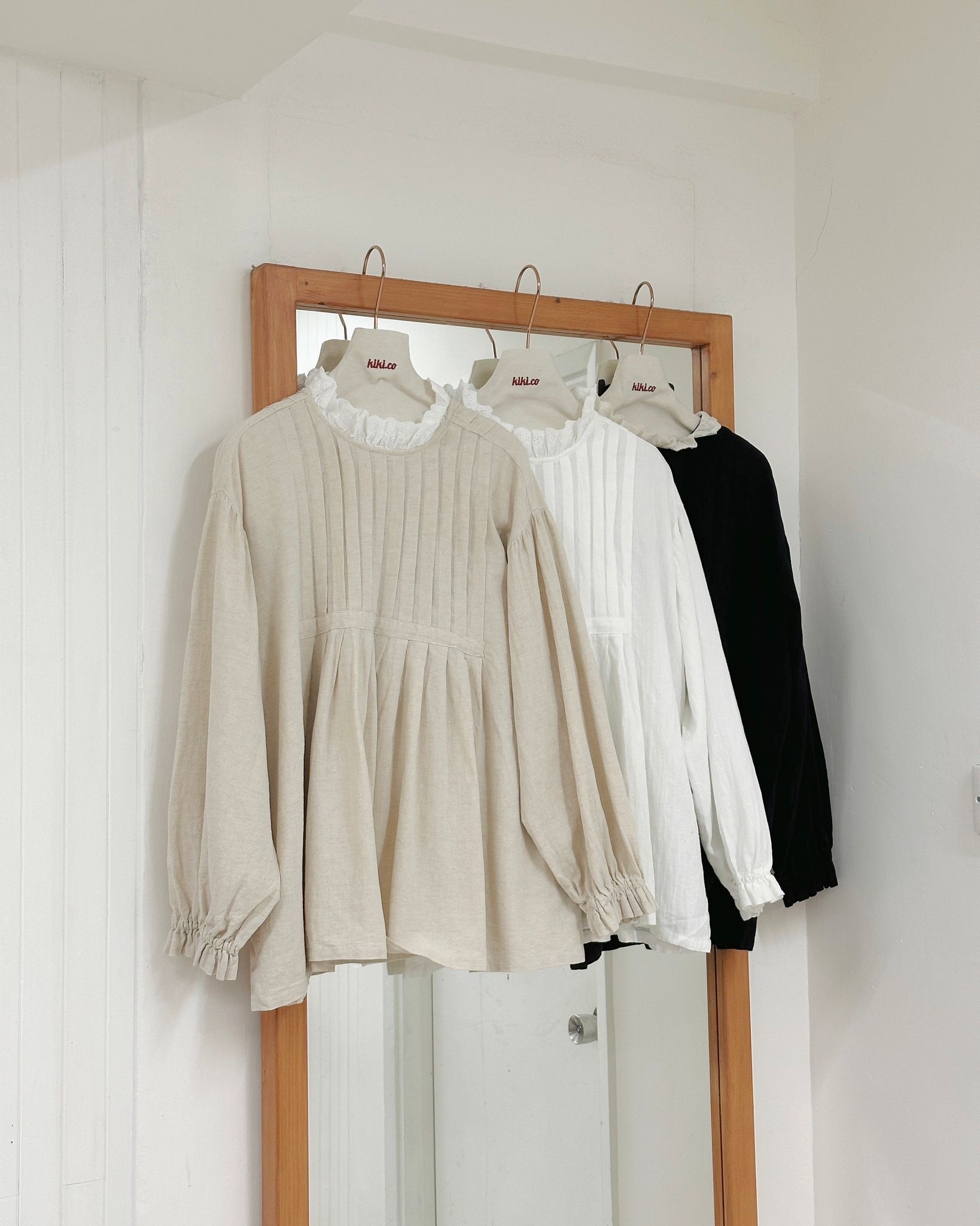 通花領暗格胸褶傘型上衣