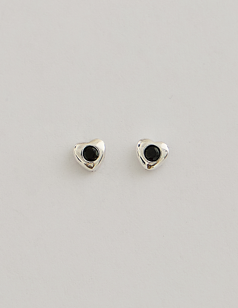 【925純銀】點鑽小愛心。針式耳環(黑)