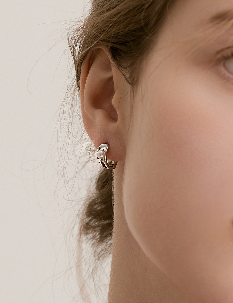 簡約弧形珍珠。針式耳環