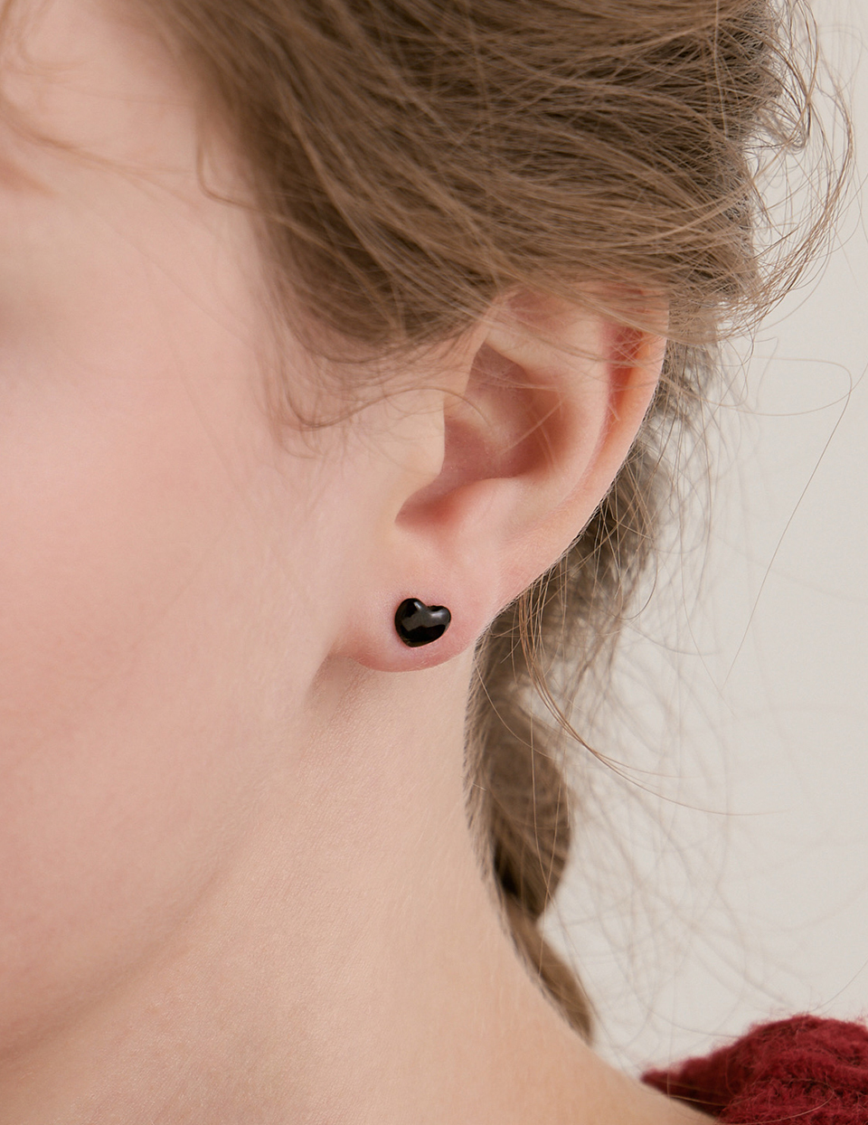 簡約黑色愛心。針式耳環