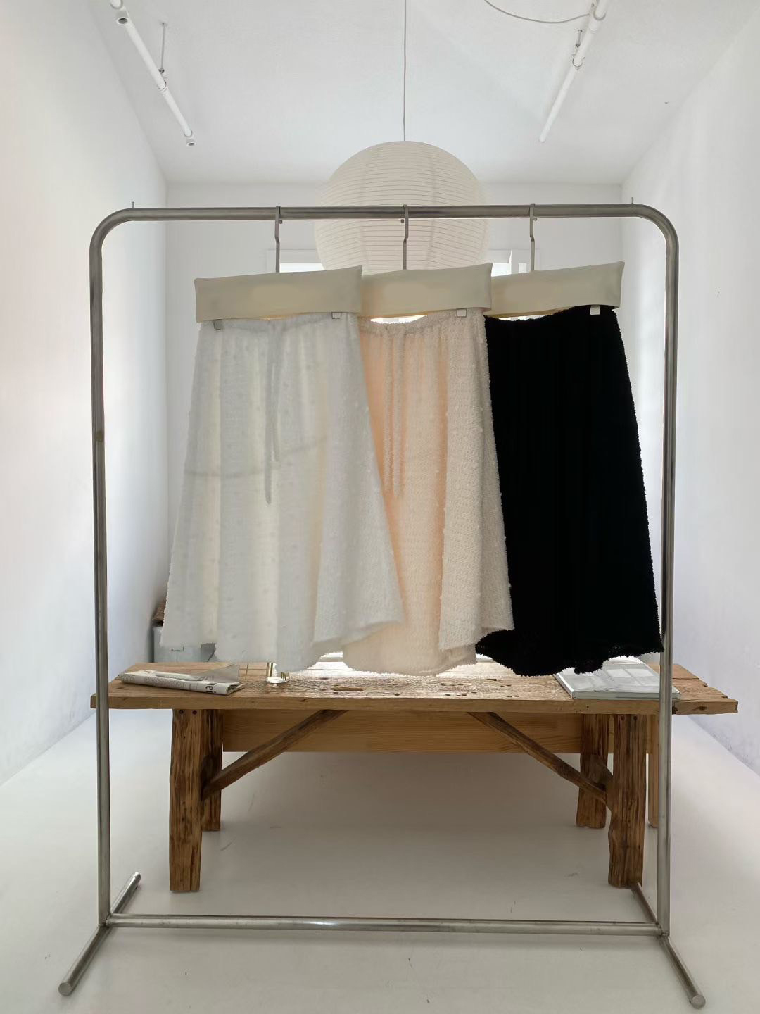 鬆緊腰綁帶球球蕾絲織紋感傘擺長裙-F / 3色