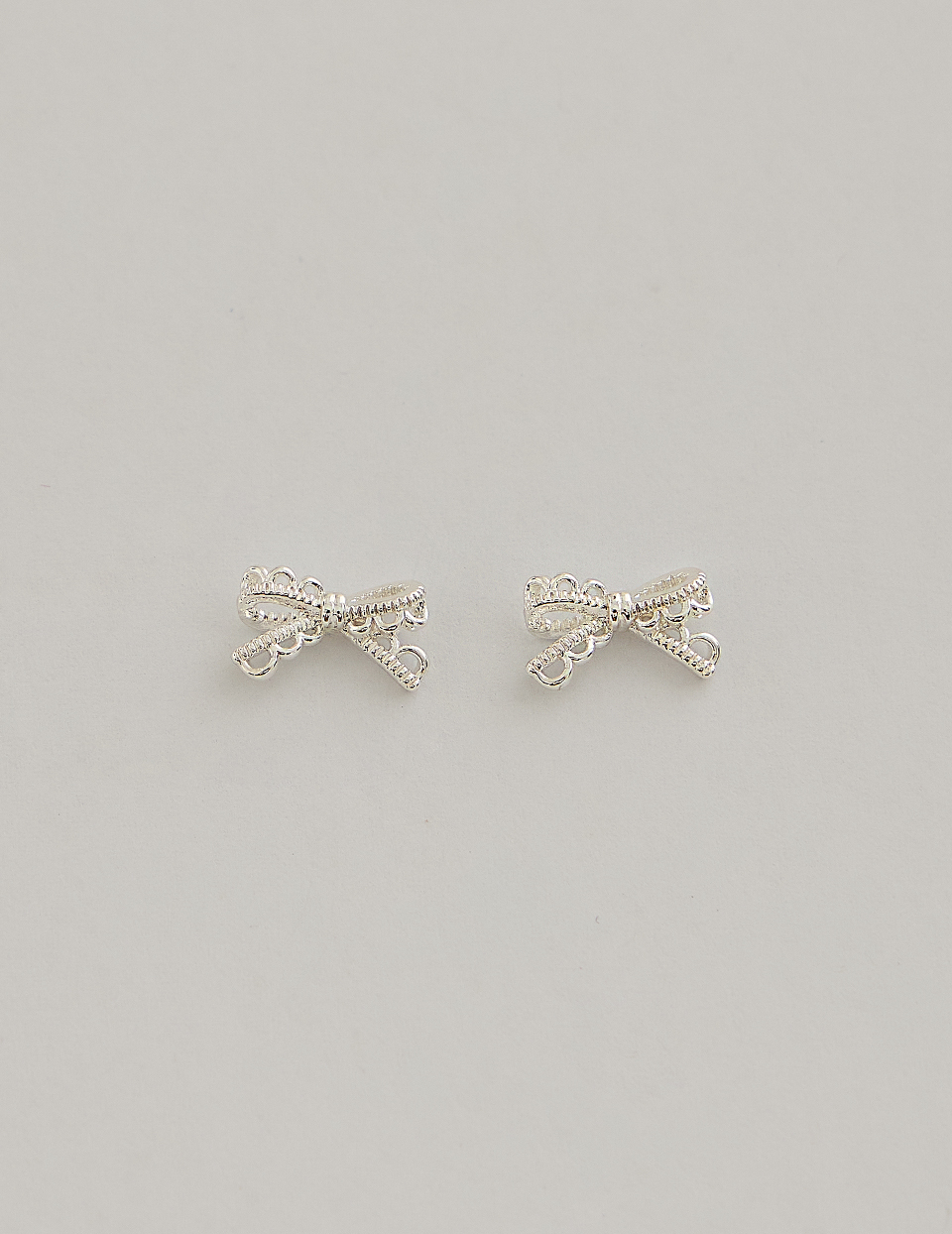 法式蕾絲蝴蝶結。針式耳環